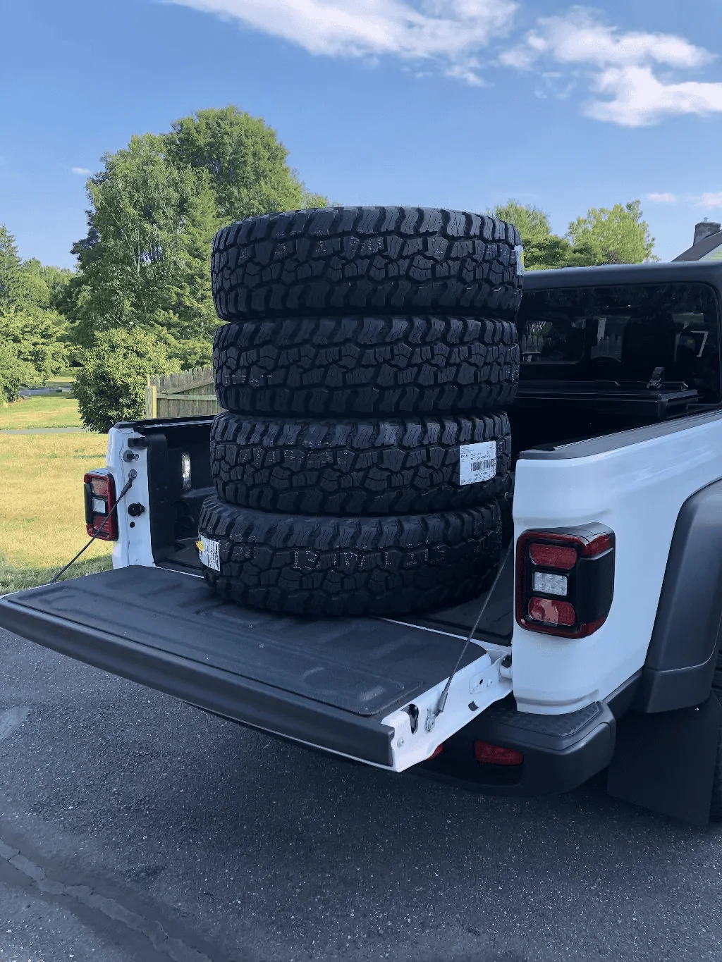Jeep Gladiator Can you fit 5x 35" rims/tires in the bed? 1674161520940