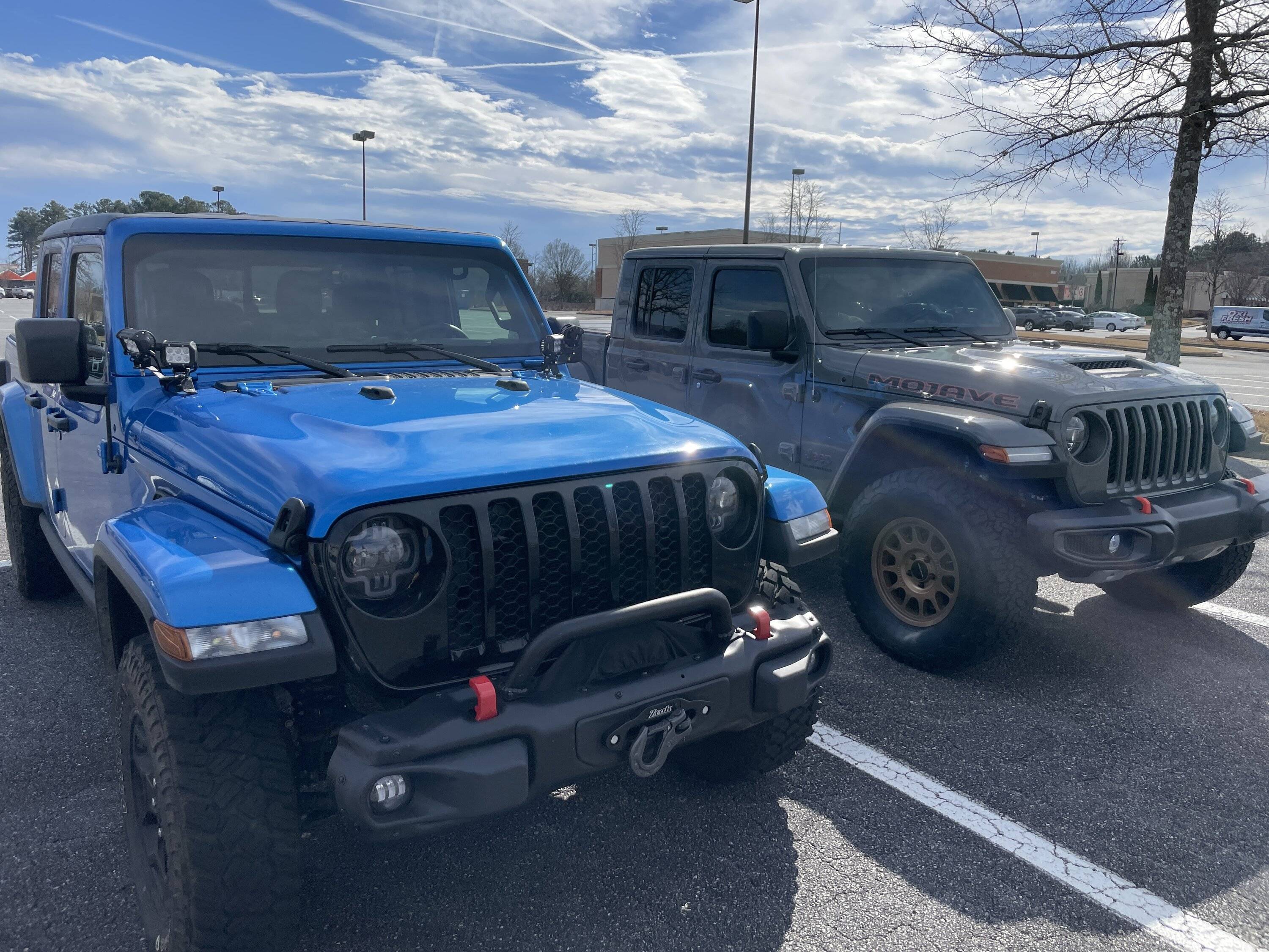 Jeep Gladiator Jeeps Parking Next To Jeeps B8F546CD-3F00-46C3-A39C-14A0EAC9556C