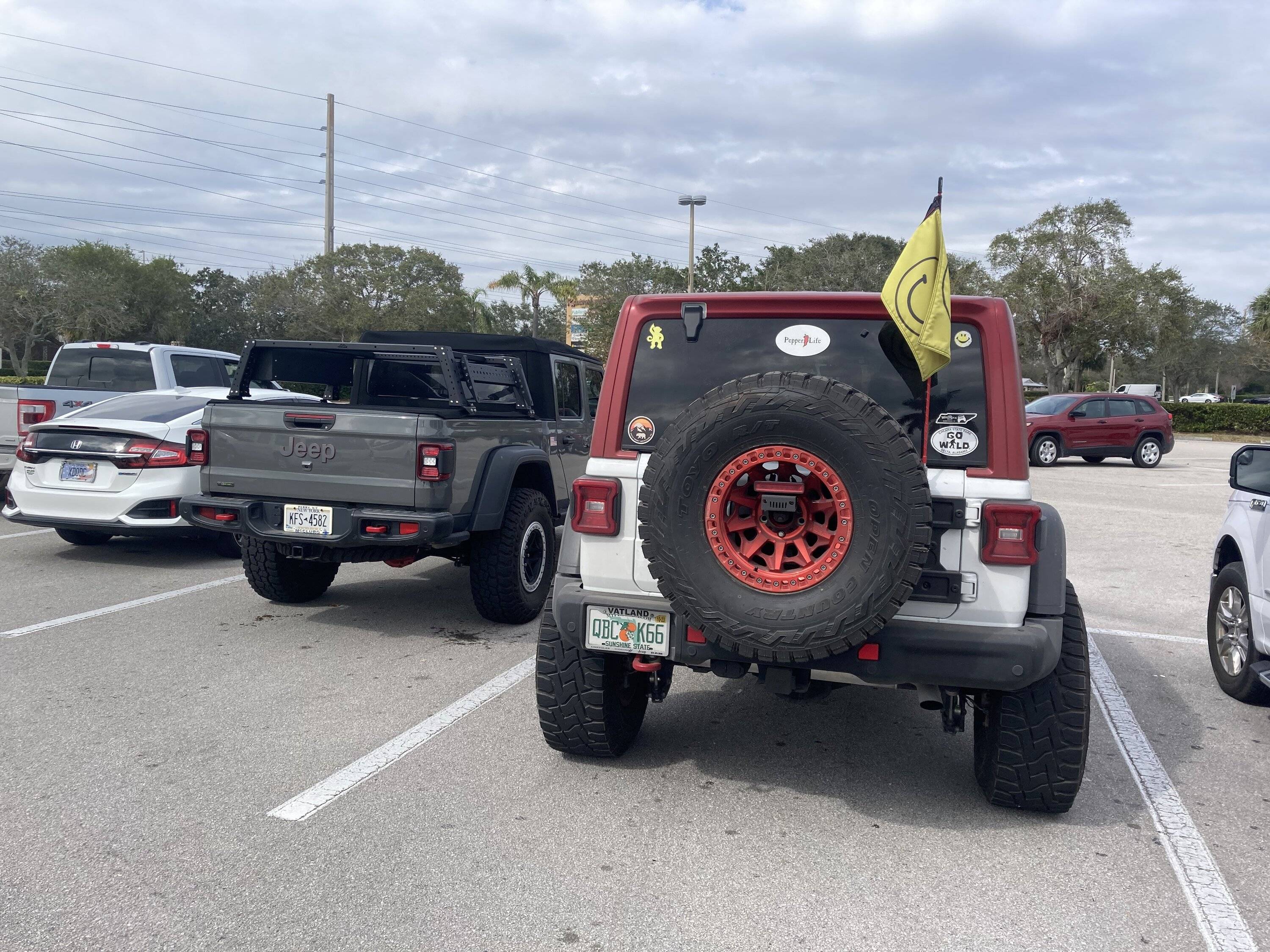 Jeep Gladiator Jeeps Parking Next To Jeeps 311204B2-41EB-463B-B6E6-FFCBE6516A24