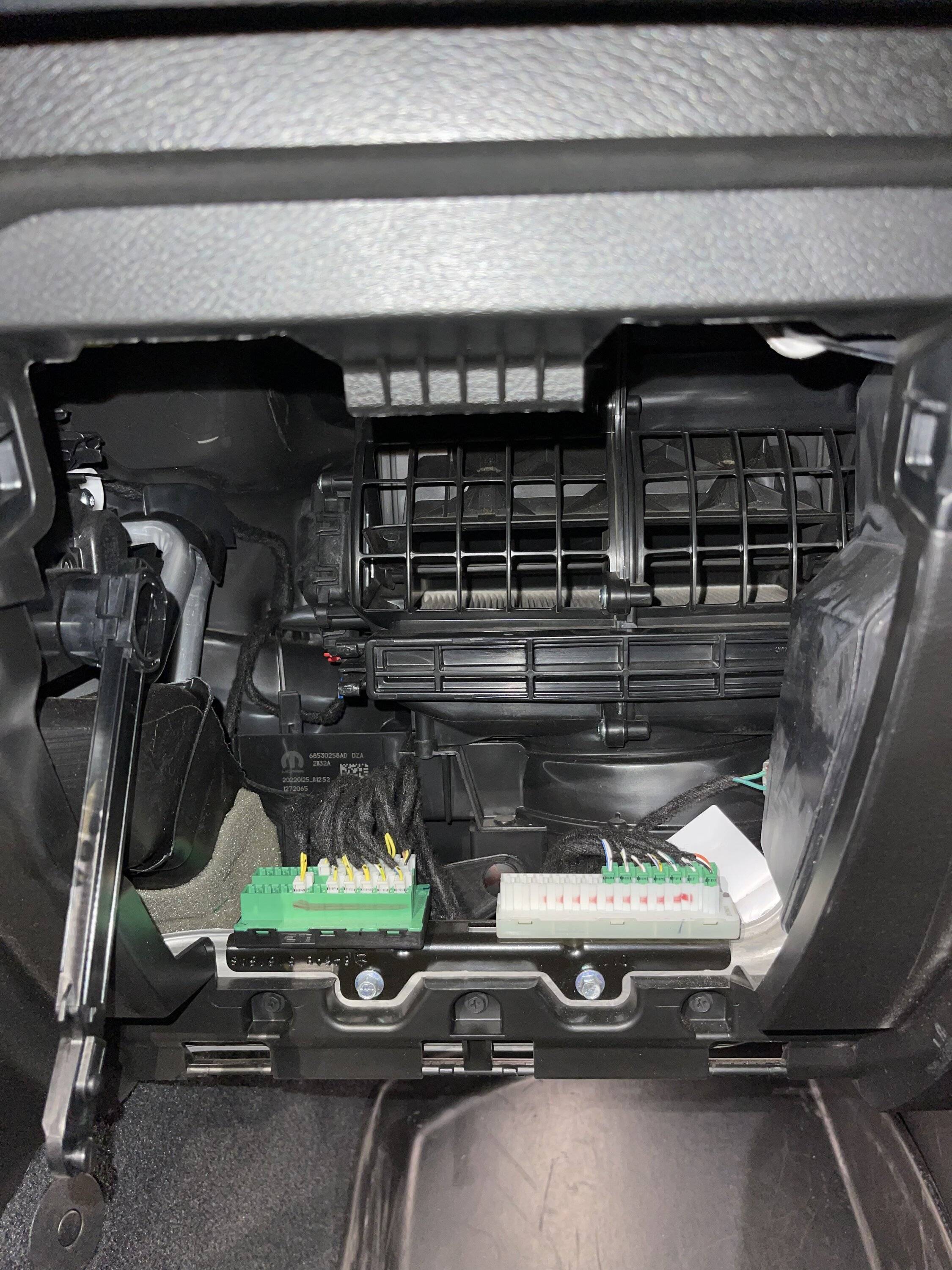 Jeep Gladiator What’s behind the glove box? Stolen Jeep 3FB00D22-9FFB-4F72-95DC-54E4C6425CF8