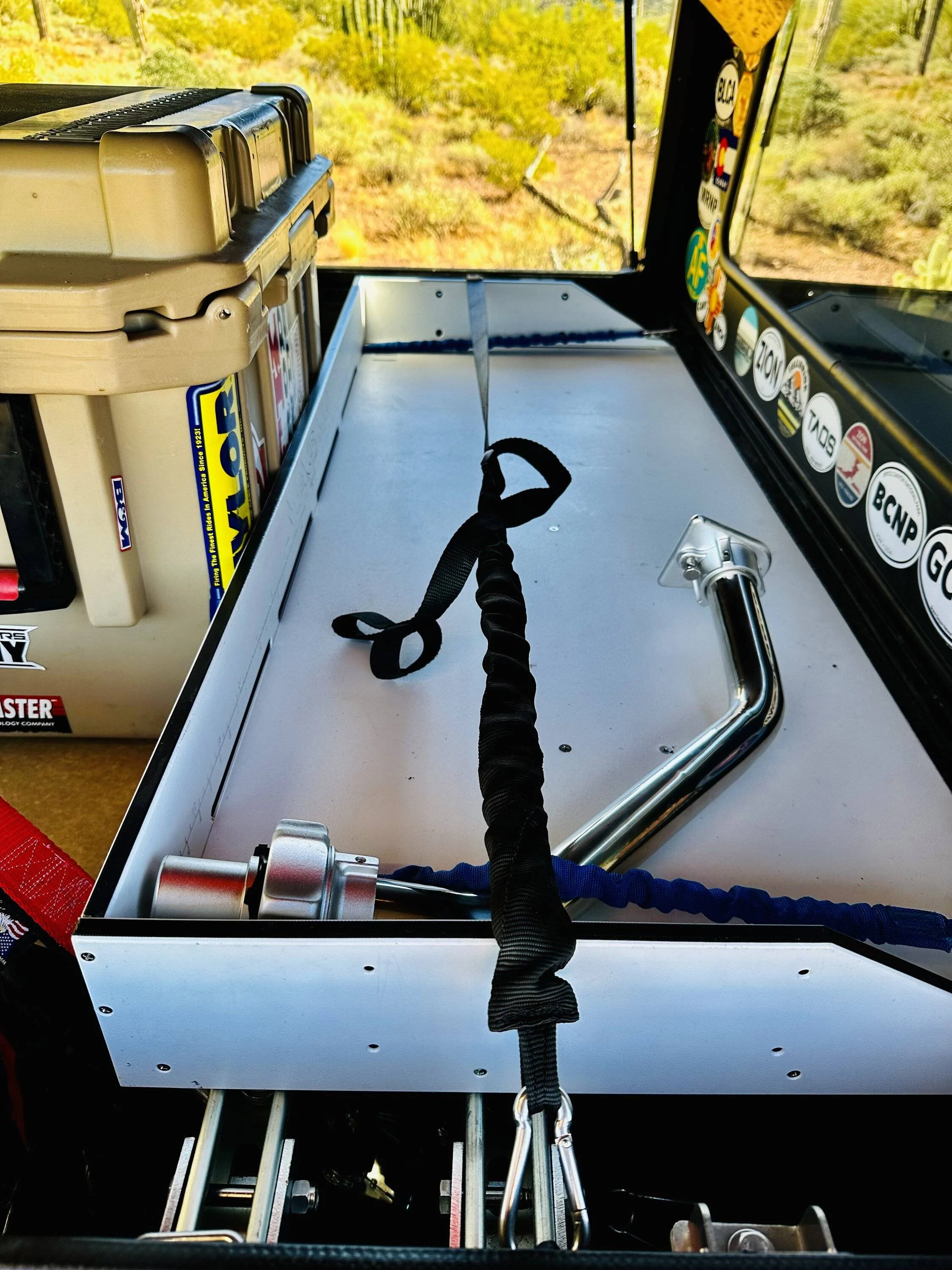 Jeep Gladiator Bed Partition / Grocery & Drywall Holder FF202154-2BBA-4995-BDC5-C096FF7DF321