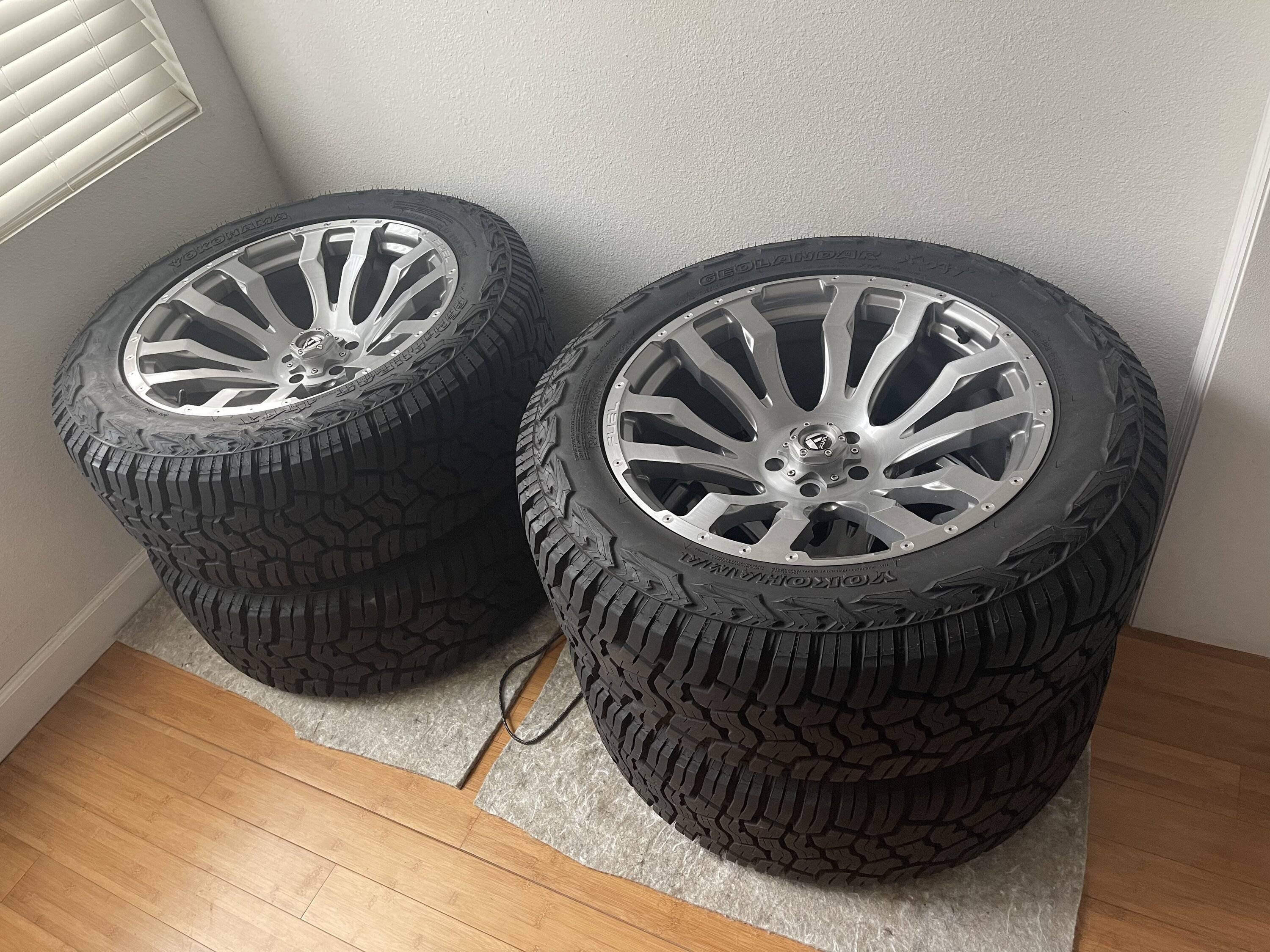 Jeep Gladiator 22x10 Fuel Blitz’s wrapped in 35x12.50x22 Yokohama geolander XA-t tires 9C6509A9-8465-4DEF-A852-6EBC995A4BD6
