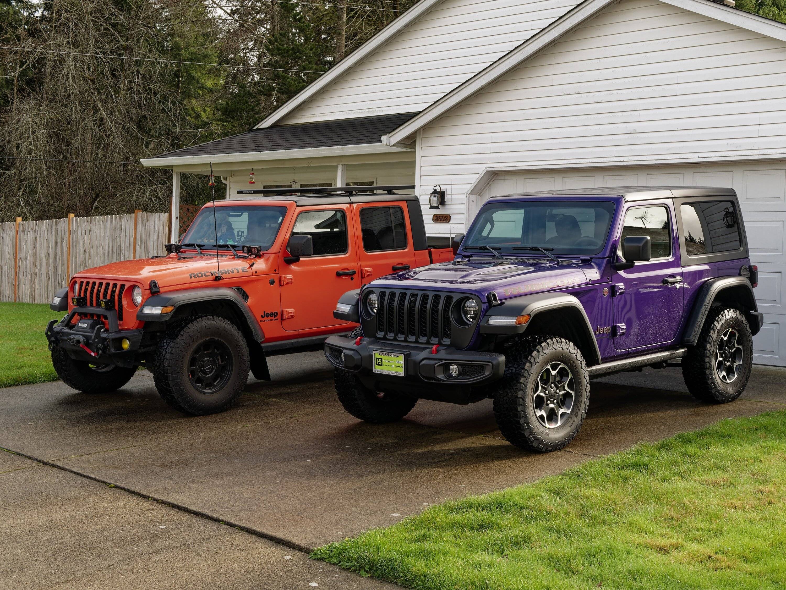 Jeep Gladiator Jeeps Parking Next To Jeeps _1160524_DxO
