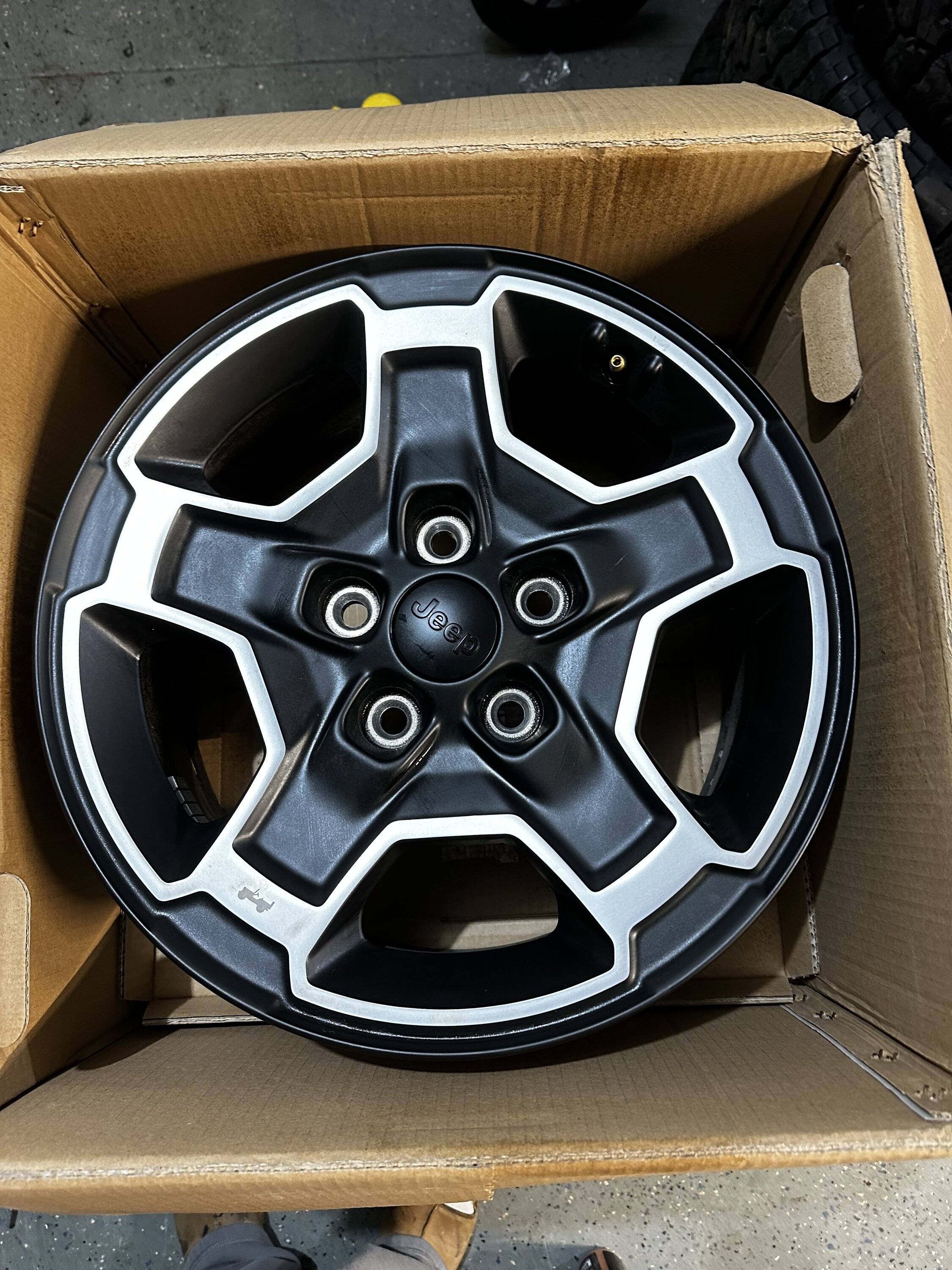 Jeep Gladiator OEM Falken Wildpeak AT 285/70/17 All 5 // Separated Option Mojave Wheels // Wheel Locks IMG_0961