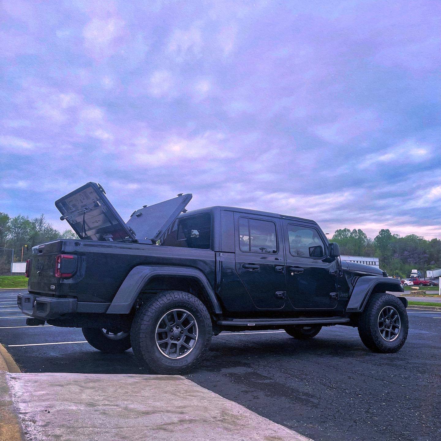 Jeep Gladiator Soft or Hard Tonneau Cover? AEA43817-745A-41D7-A294-31EF3EE3FFE7