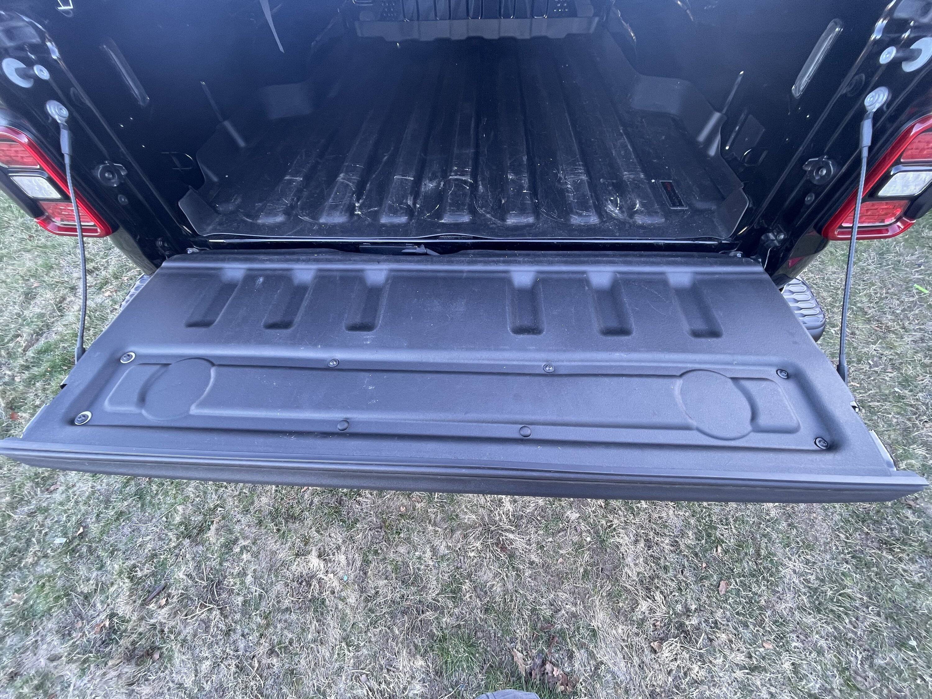 Jeep Gladiator Bed cover and liner 49888B26-B32B-4FFF-B839-DB8B3C41E22D