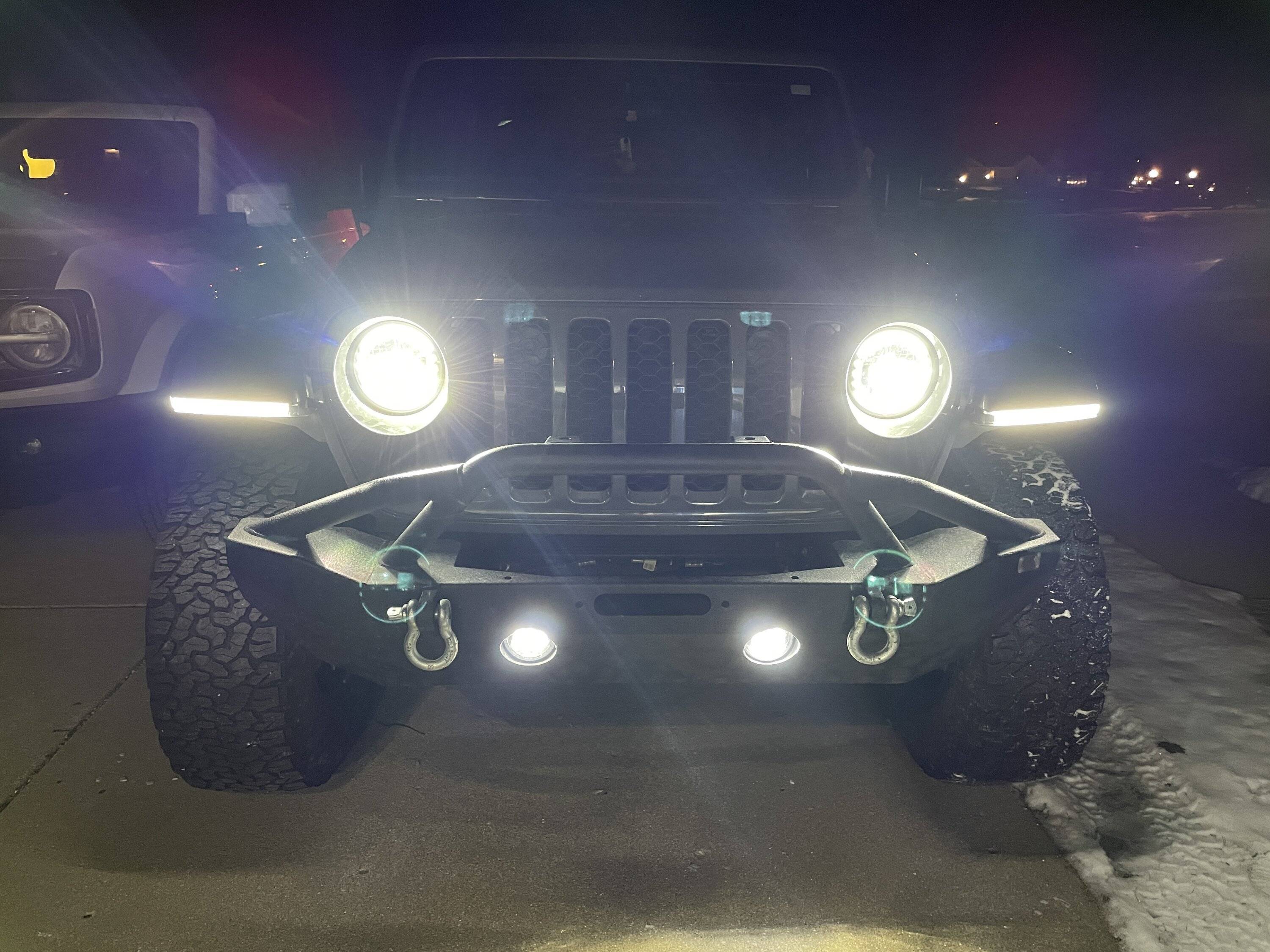Jeep Gladiator Utilizing the fourth wire in the headlight connection on Gladiators that have it. B03E4CEA-366B-4361-9F56-5F3D7316C2E8