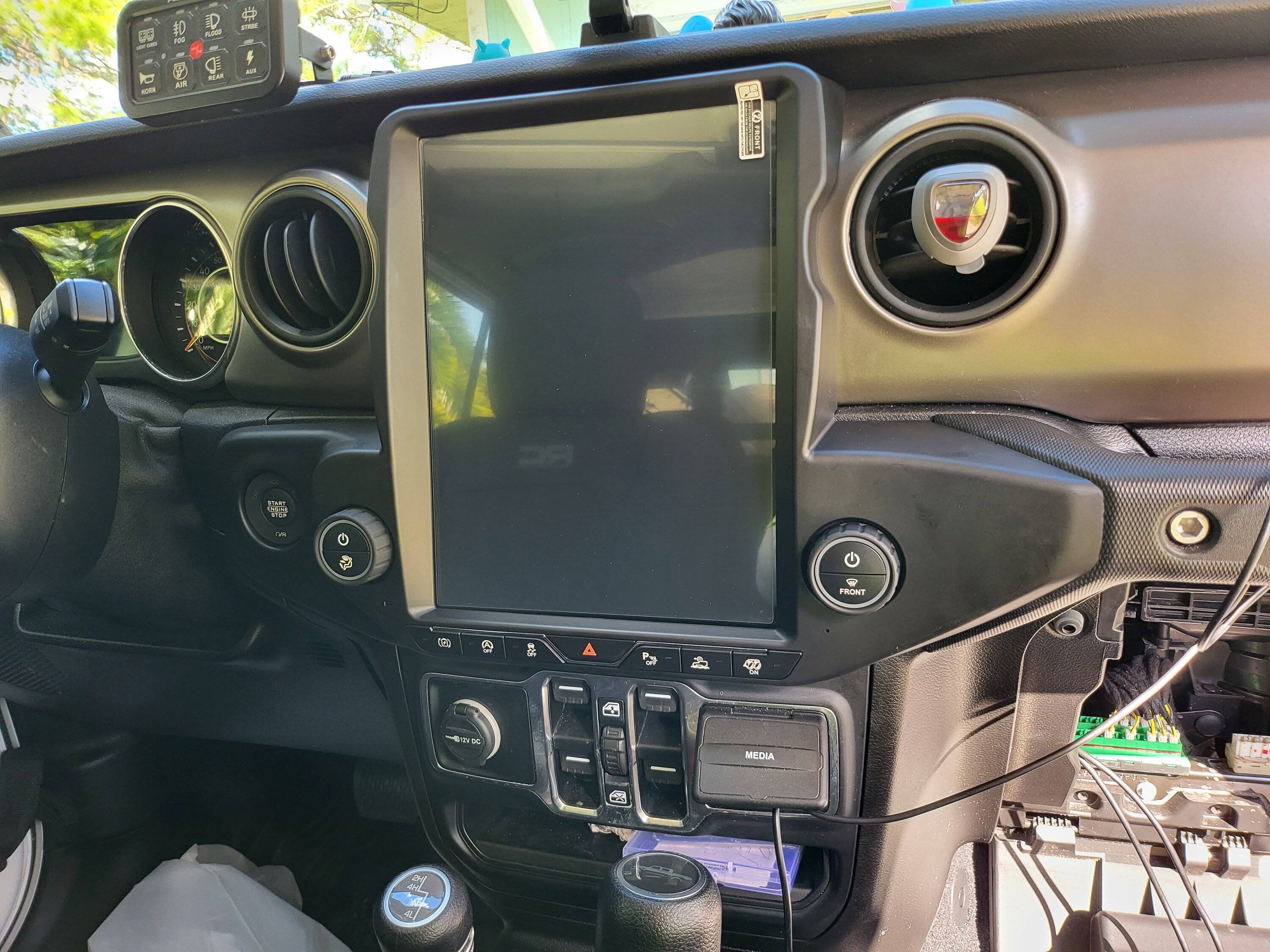 Jeep Gladiator Tablet radio/tech monitoring solution? 20221007_161738