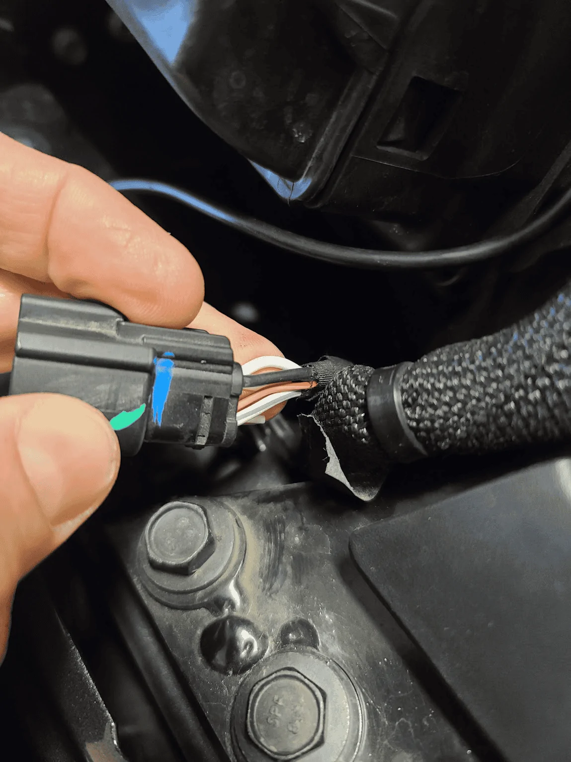 Jeep Gladiator Utilizing the fourth wire in the headlight connection on Gladiators that have it. 1669770818082-png