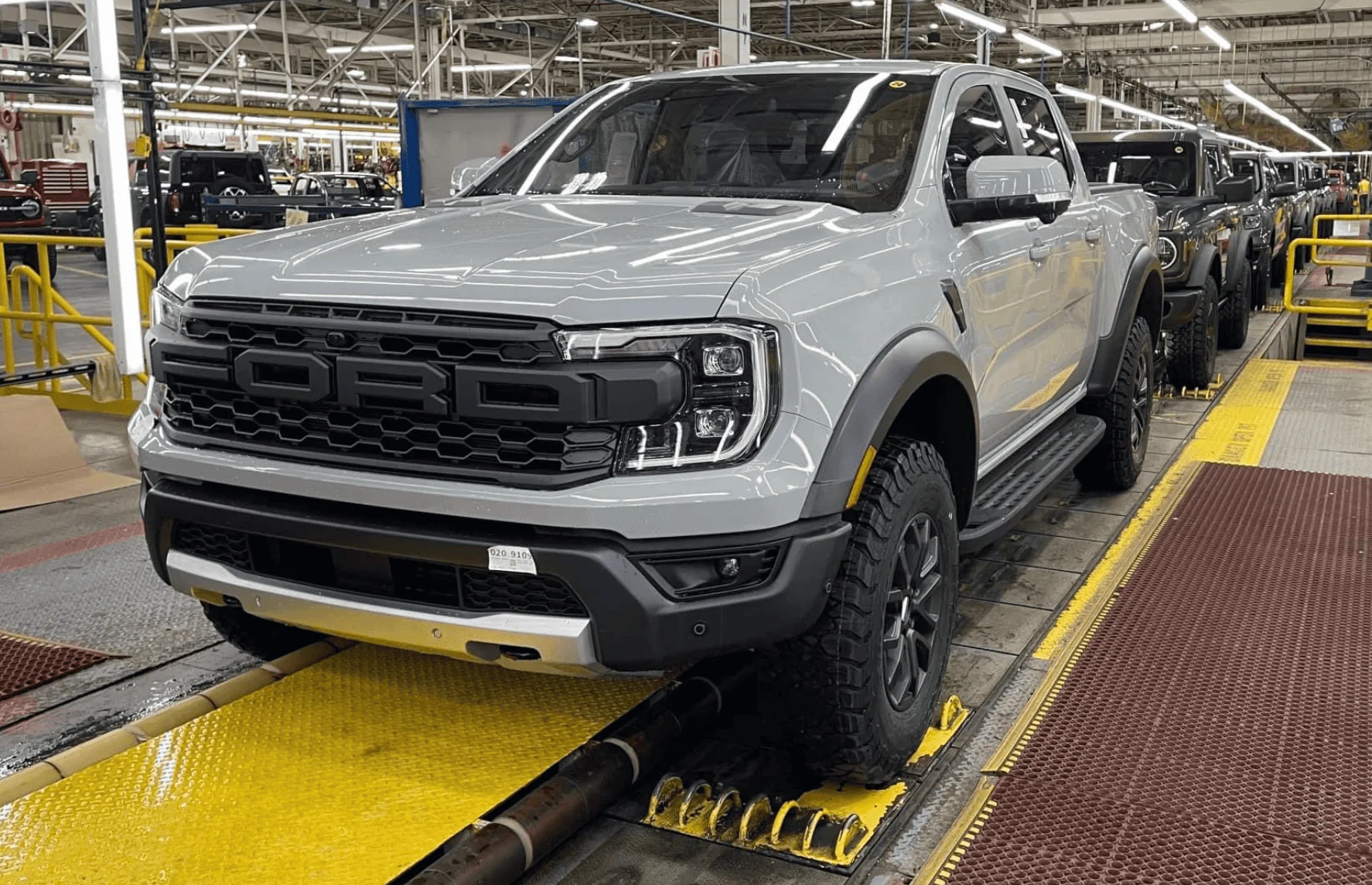 Jeep Gladiator Incoming competition: 2024 Ranger Raptor first look on U.S. production line Screenshot 2023-01-31 at 6.54.01 AM