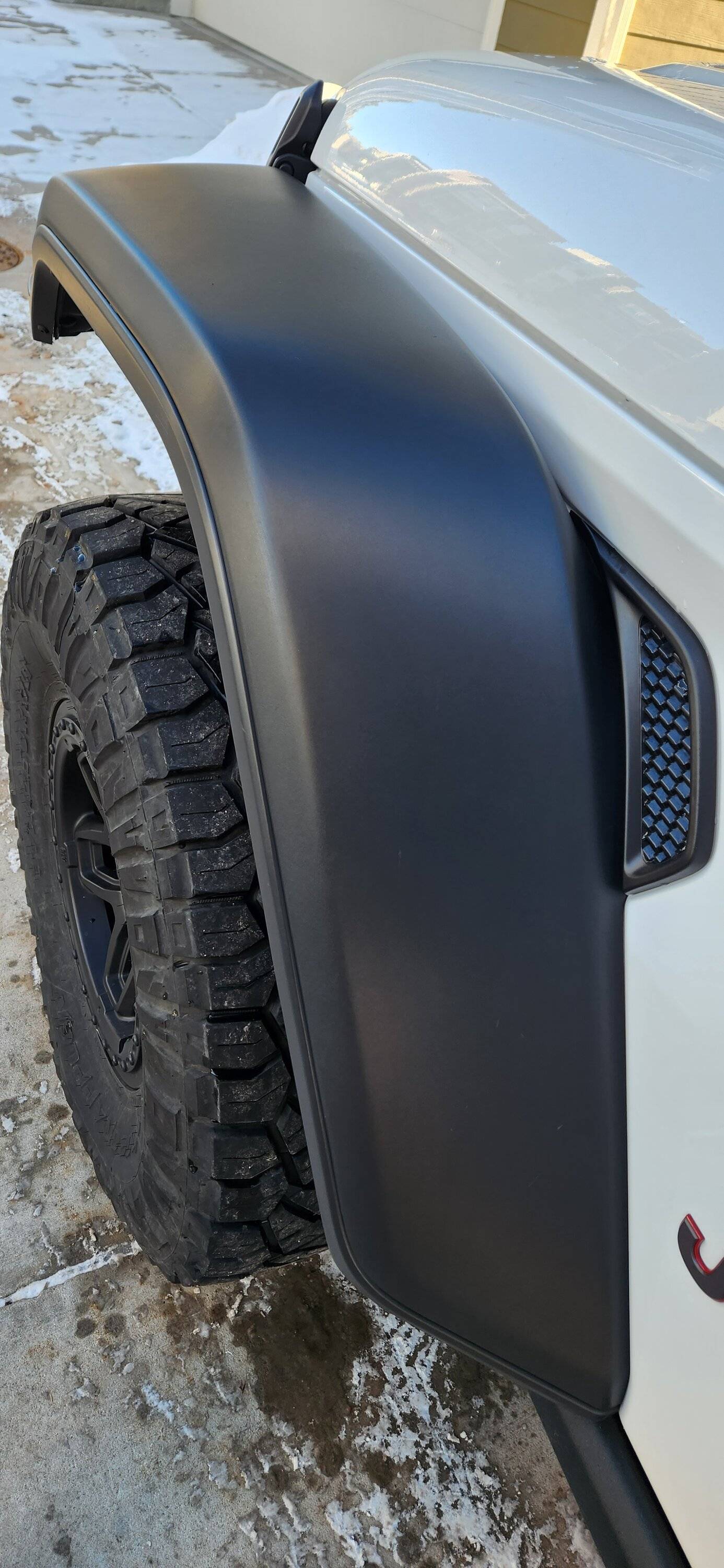 Jeep Gladiator Rubicon Fenders w/ Liners - 3.6L OEM black plastic w/ upgraded LED bulbs 20230201_161716