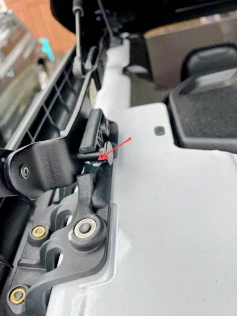 Jeep Gladiator Broken Soft Top Bracket - Any Ideas? JeepTop2~2