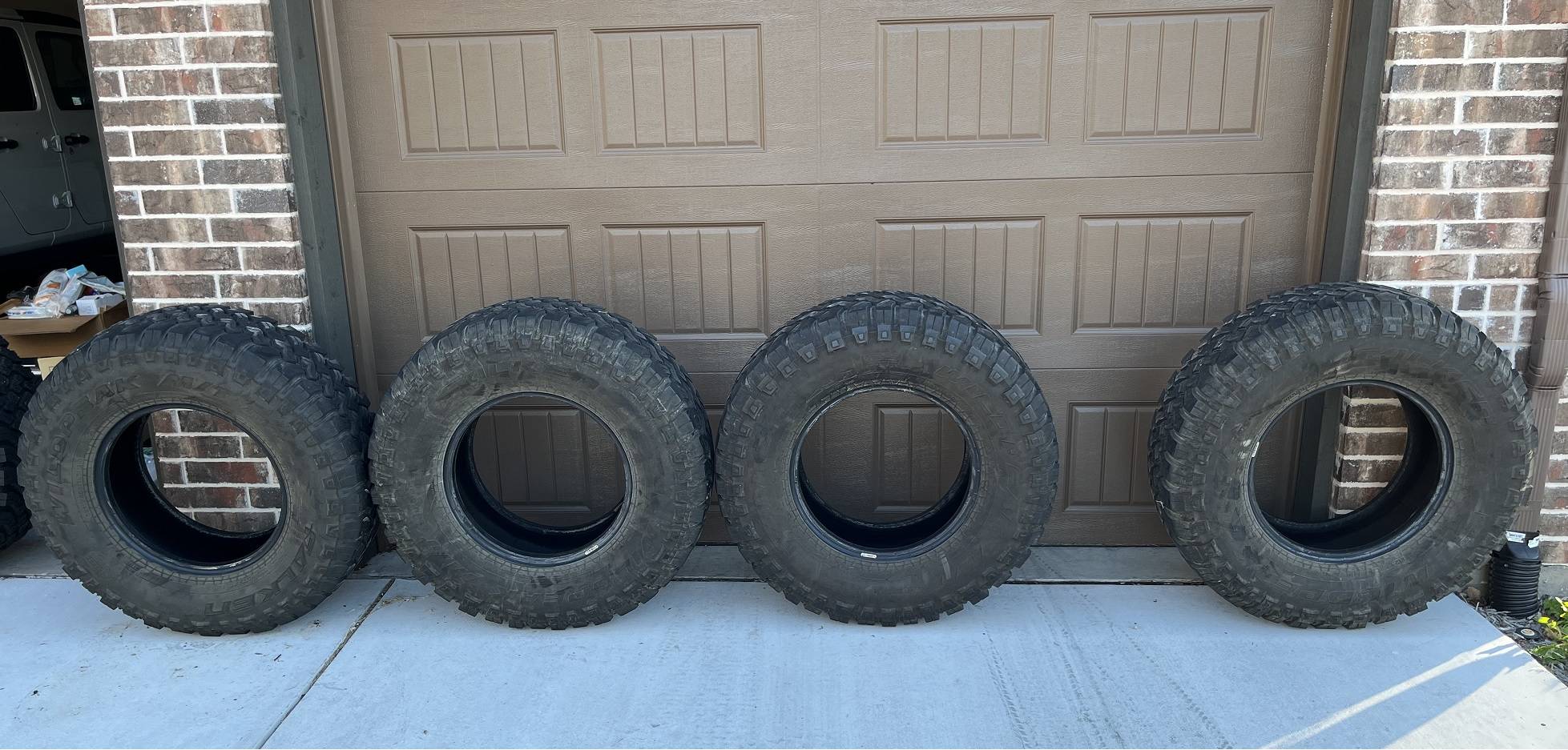 Jeep Gladiator Four Falken Wildpeak M/T 35-12.50-17 35s 1 50 percent cropped