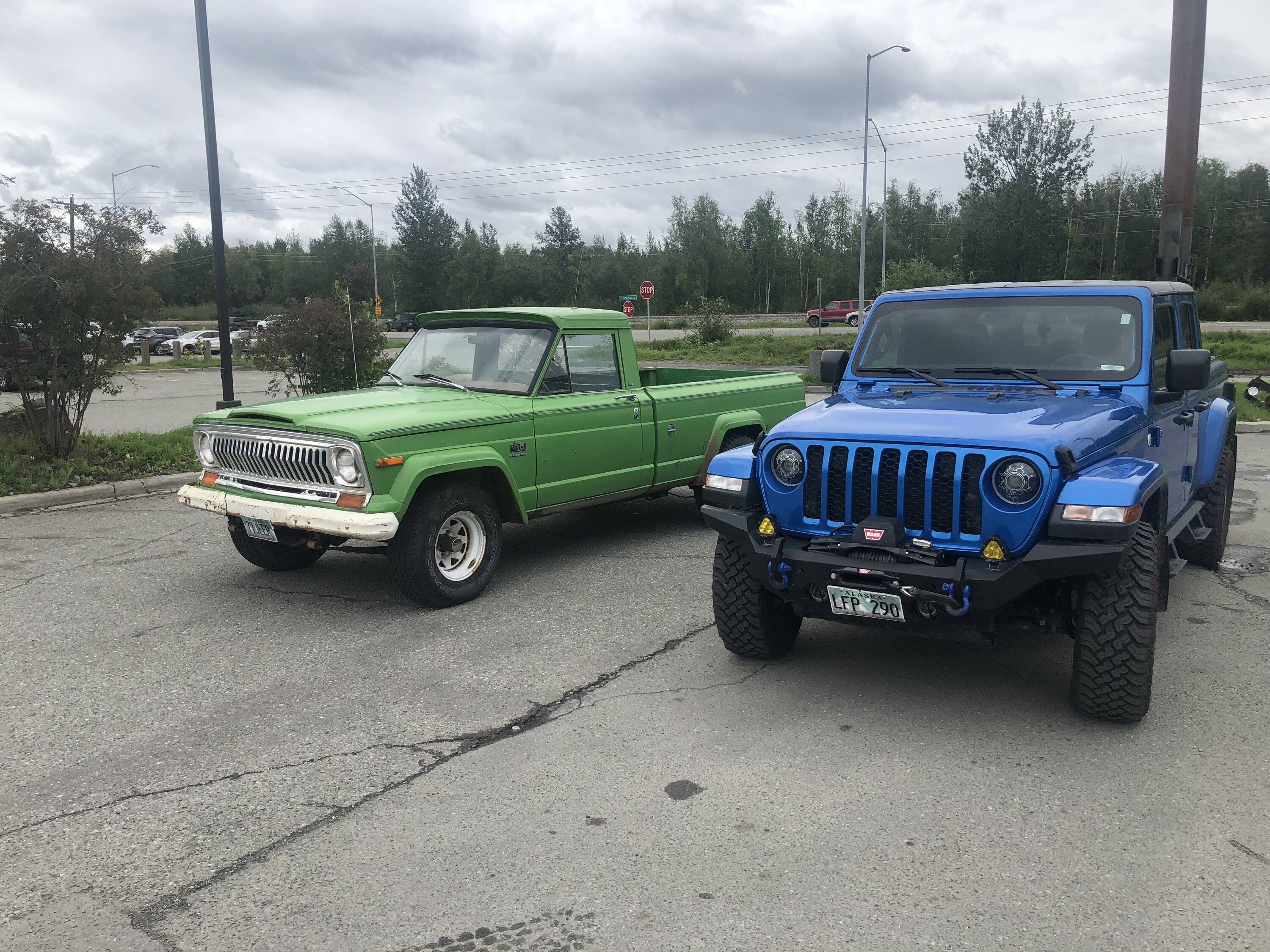 Jeep Gladiator Jeeps Parking Next To Jeeps D317E1DB-9ADB-400F-9056-E74557555254