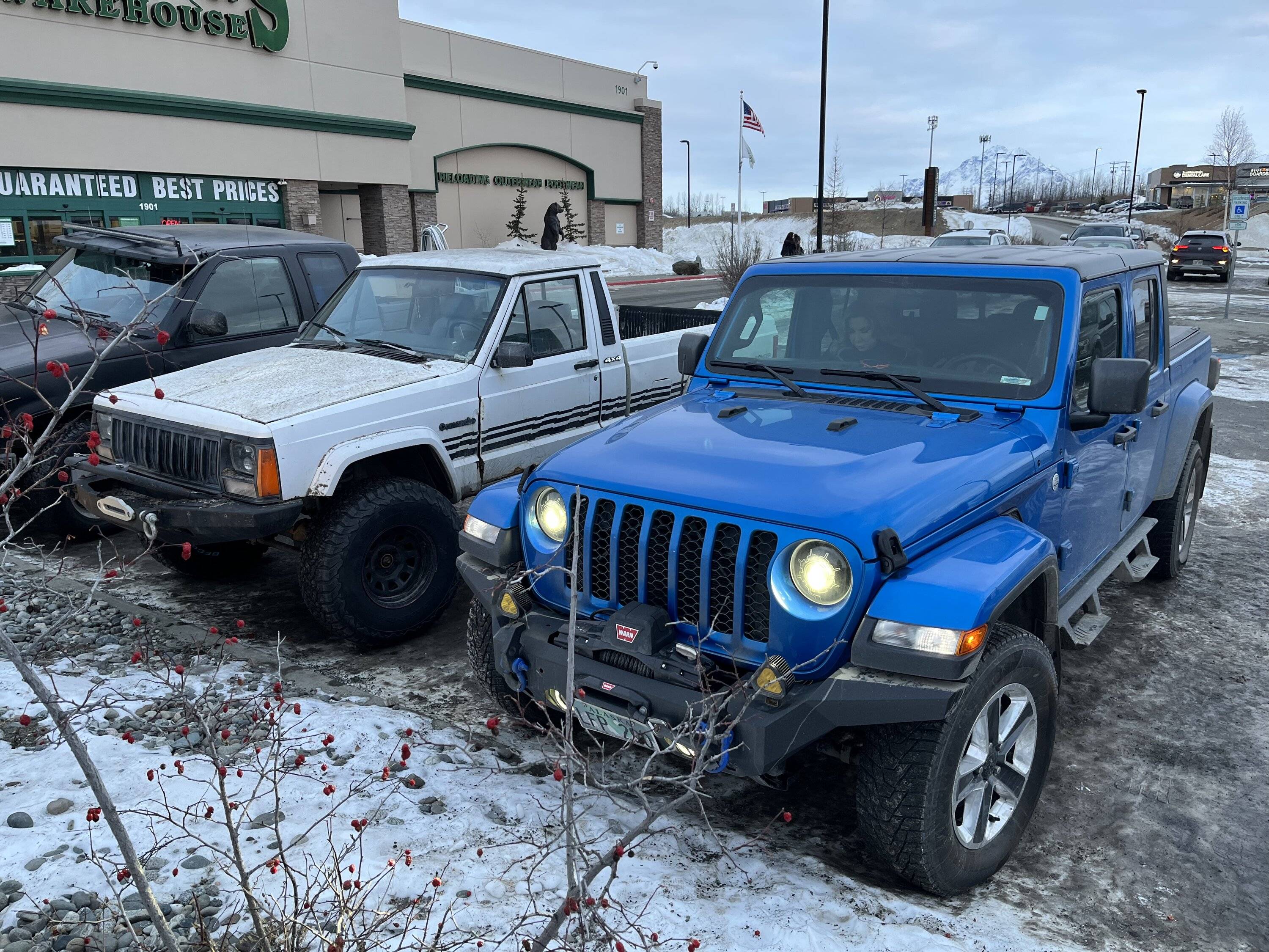 Jeep Gladiator Jeeps Parking Next To Jeeps 41328DD6-4A3B-4313-8B4B-1E5109E7FA11