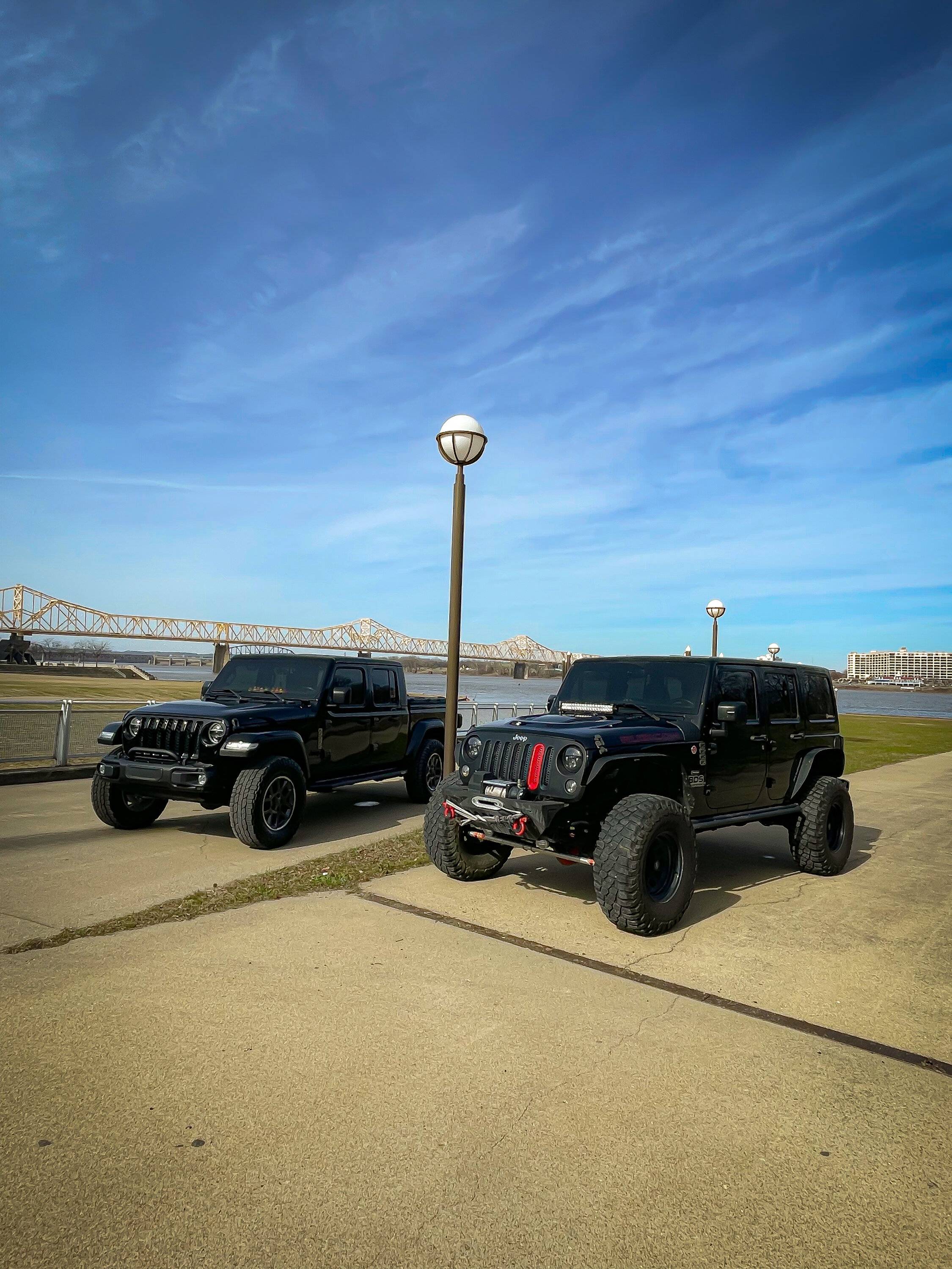 Jeep Gladiator Jeeps Parking Next To Jeeps 0821570F-3BBA-4208-BFD0-6A5DC6E9BC89