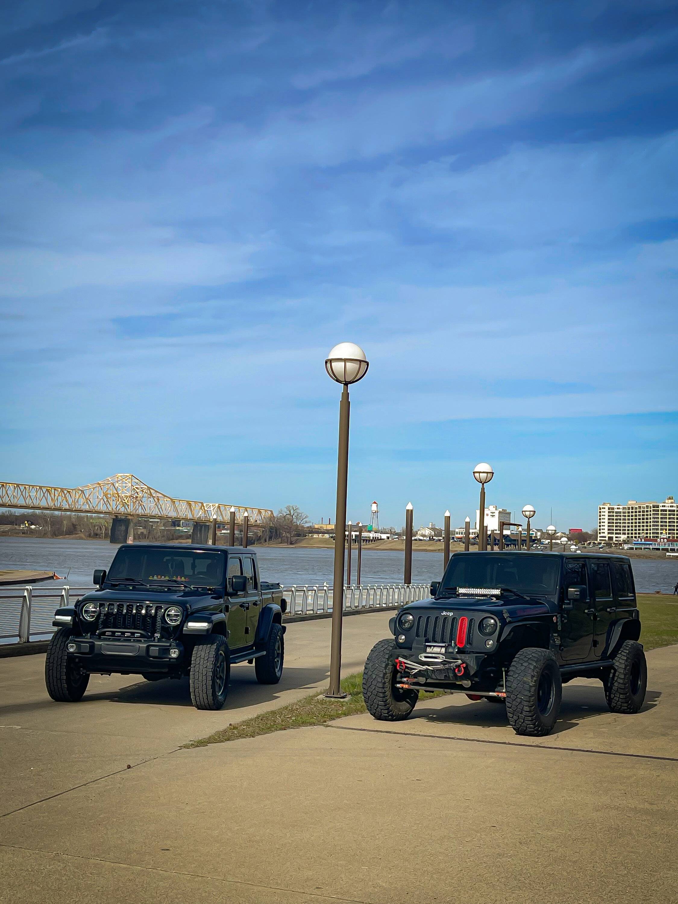 Jeep Gladiator Jeeps Parking Next To Jeeps F7CE716E-EF52-4527-B356-D05399954BB4