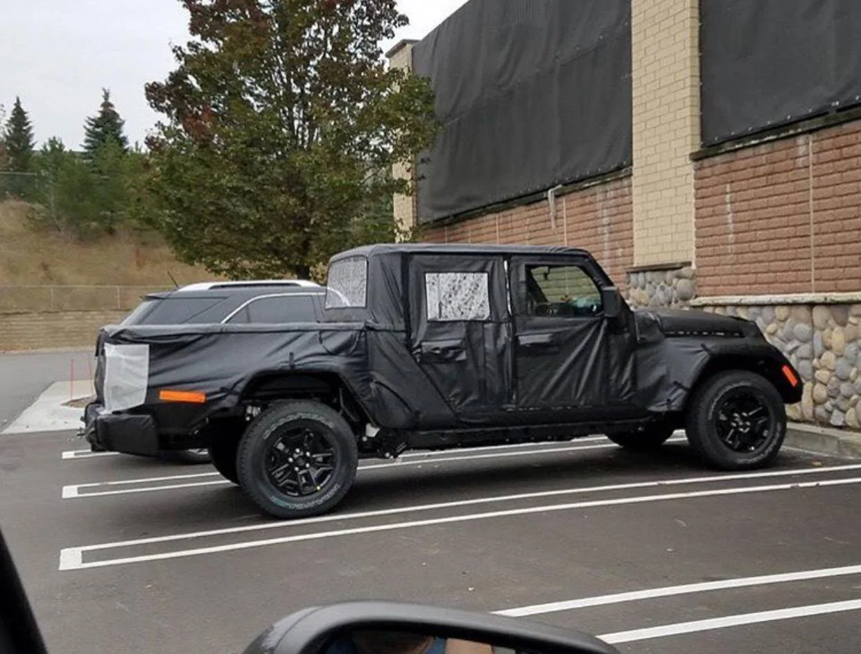 Jeep Gladiator Jeep Gladiator Pickup Truck (JT) Spy Pics and Videos! E960007B-4E3C-46A1-B587-23B977E34FCD