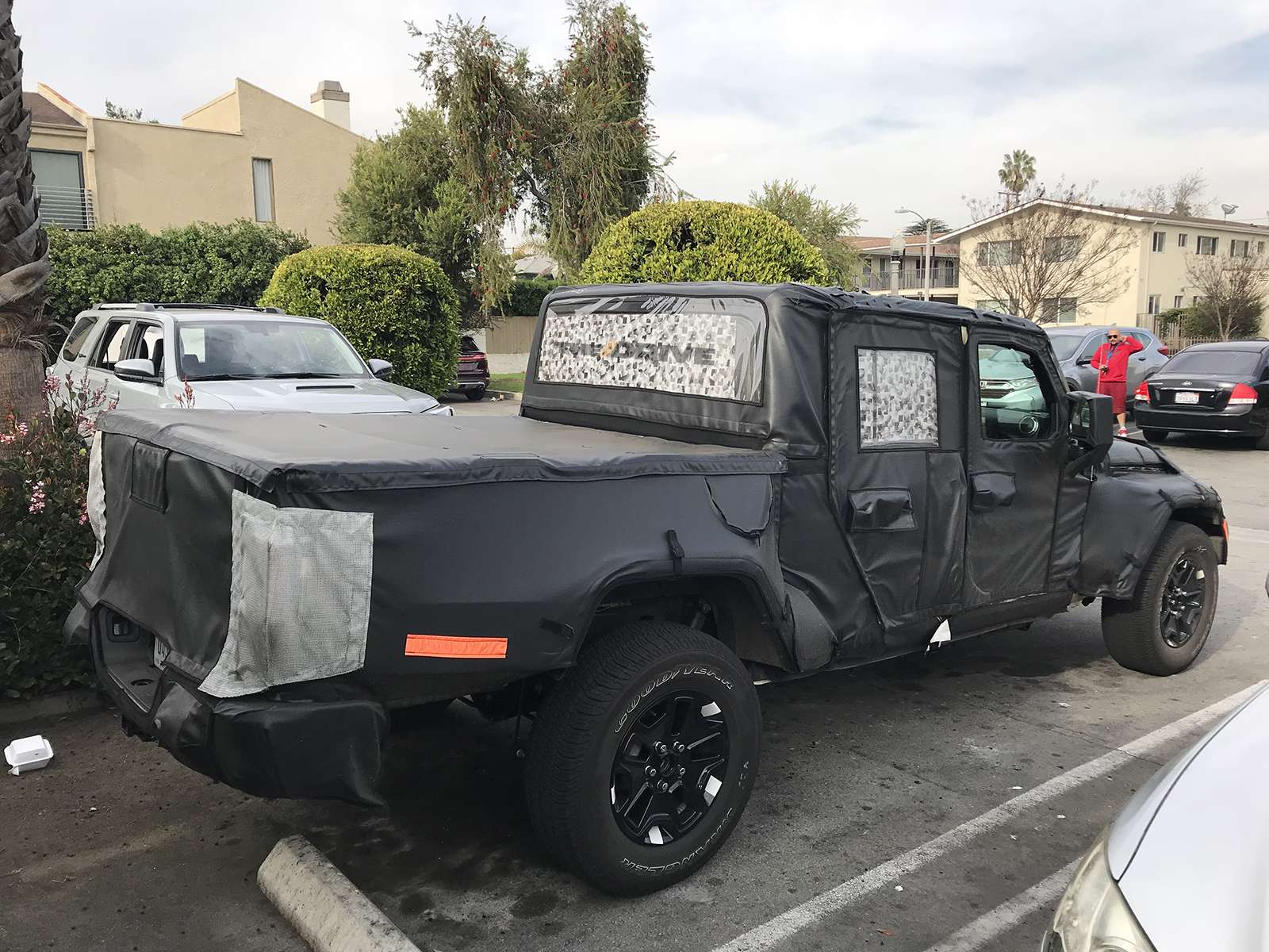 Jeep Gladiator Jeep Gladiator Pickup Truck (JT) Spy Pics and Videos! l=https%3A%2F%2Fs3.amazonaws.com%2Fthe-drive-staging%2Fmessage-editor%252F1516165872485-img_4297