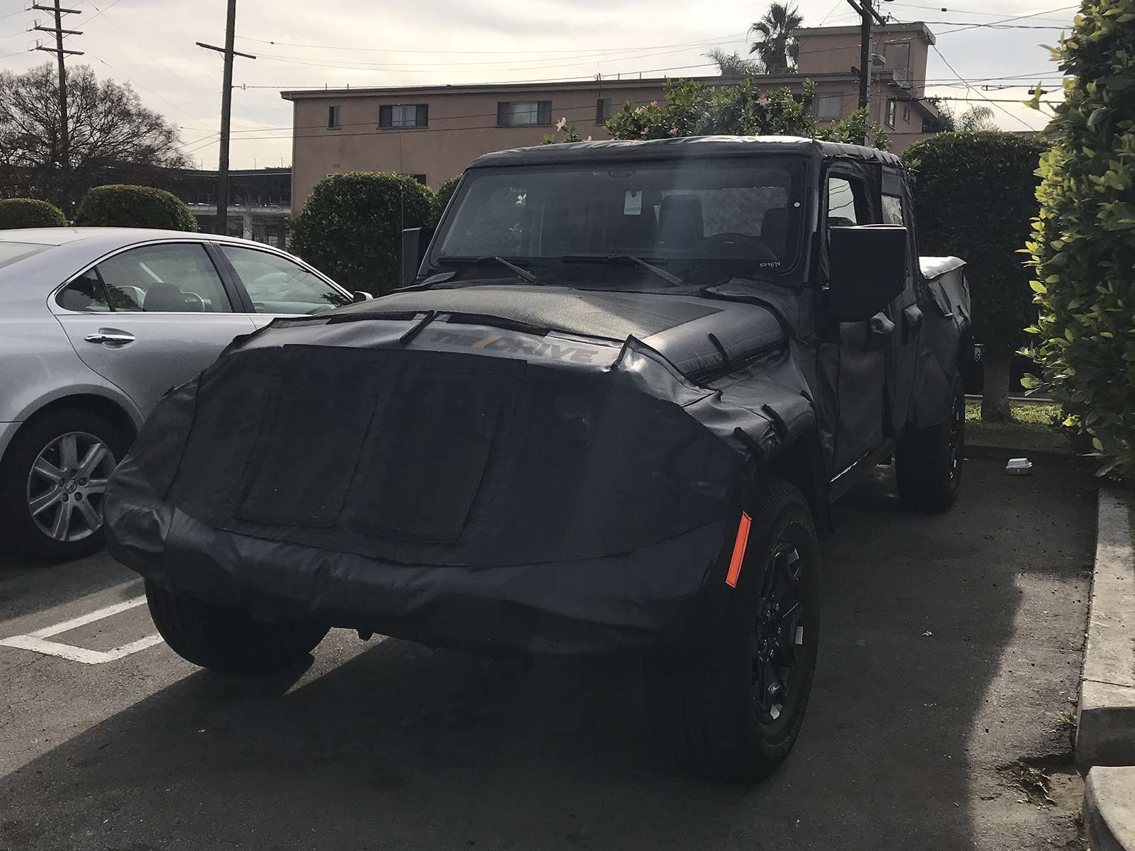 Jeep Gladiator Jeep Gladiator Pickup Truck (JT) Spy Pics and Videos! l=https%3A%2F%2Fs3.amazonaws.com%2Fthe-drive-staging%2Fmessage-editor%252F1516165929078-img_4276