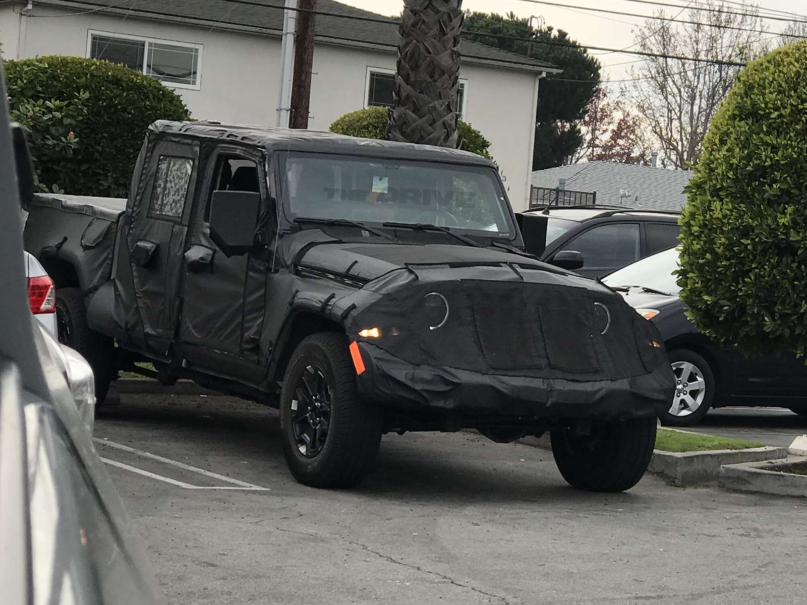 Jeep Gladiator Jeep Gladiator Pickup Truck (JT) Spy Pics and Videos! l=https%3A%2F%2Fs3.amazonaws.com%2Fthe-drive-staging%2Fmessage-editor%252F1516165961819-img_4304