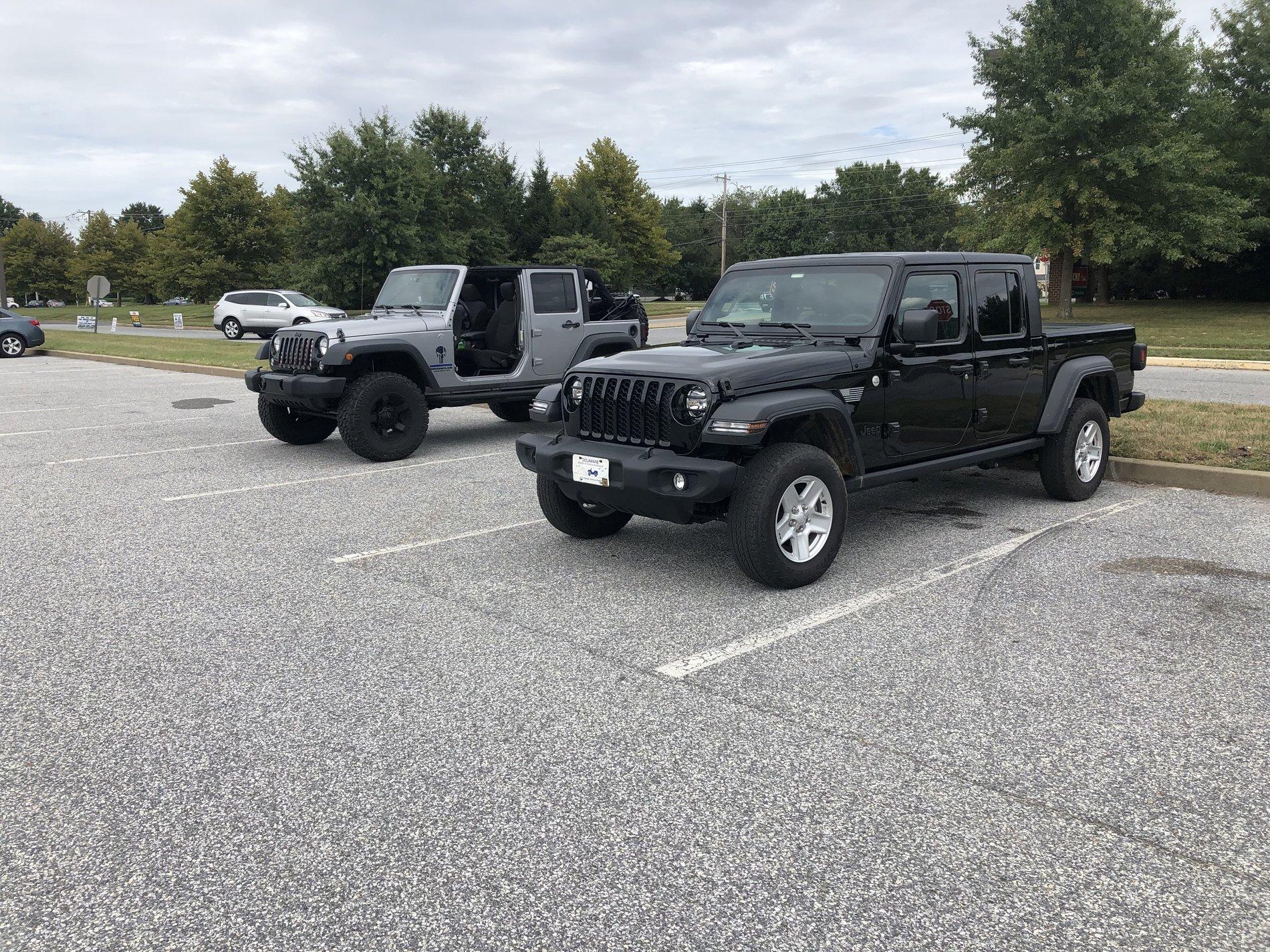 Jeep Gladiator Jeeps Parking Next To Jeeps C5A0A822-71FA-47A7-B19C-55AB9F627F92