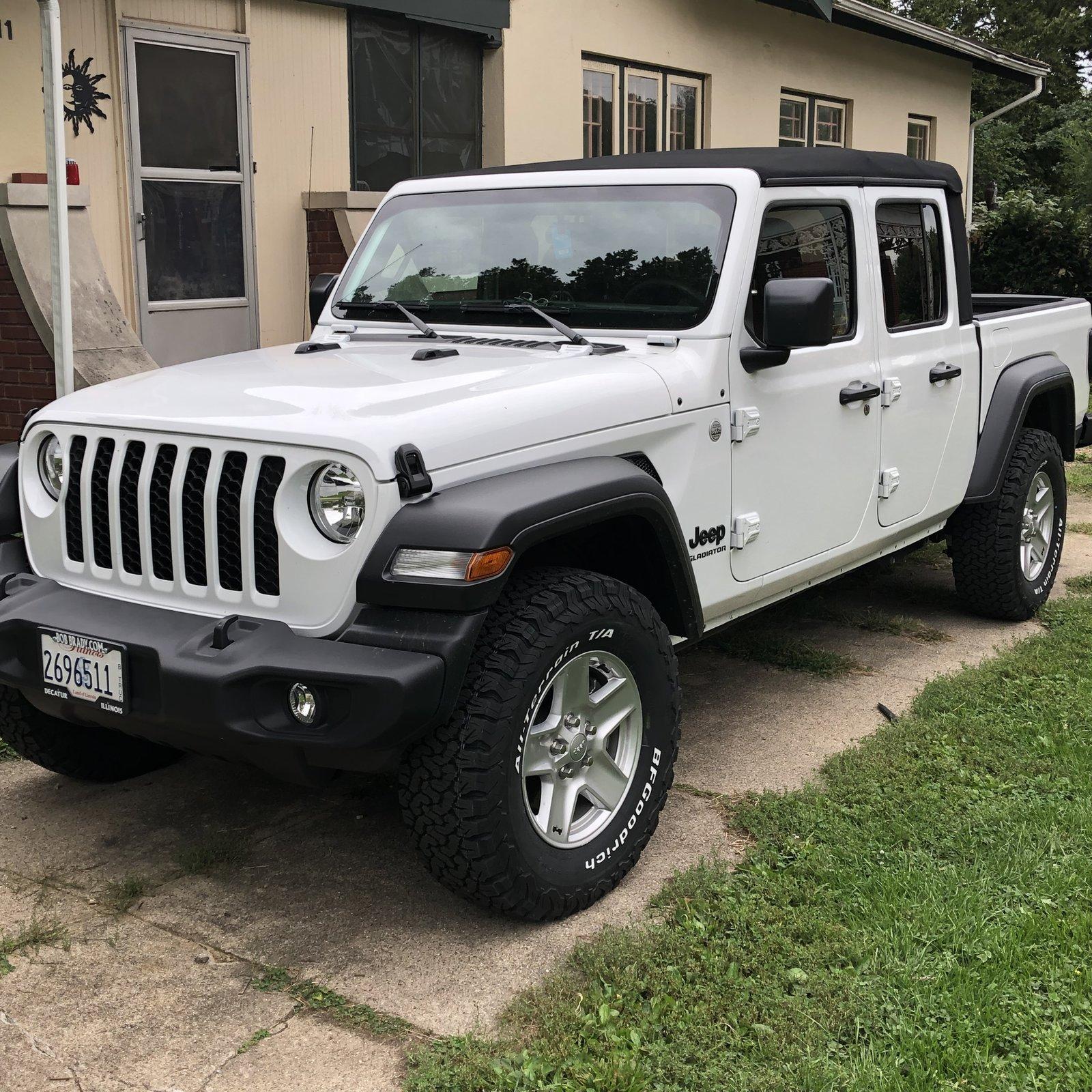 Jeep Gladiator bigger tires on unlifted Sport S 71B34991-DD83-4264-98FD-F0C518C68802