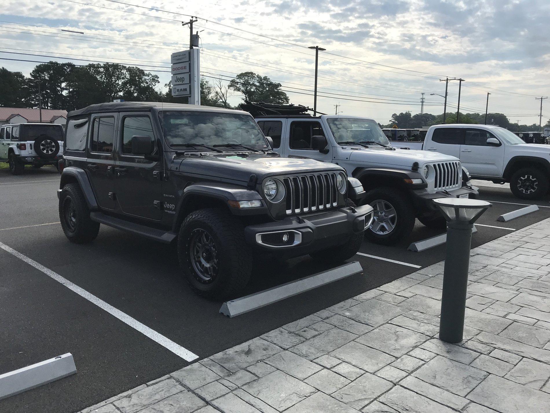 Jeep Gladiator DJ the Persevering Gladiator 731839A2-2A2E-4FF2-A182-8255D77ED962
