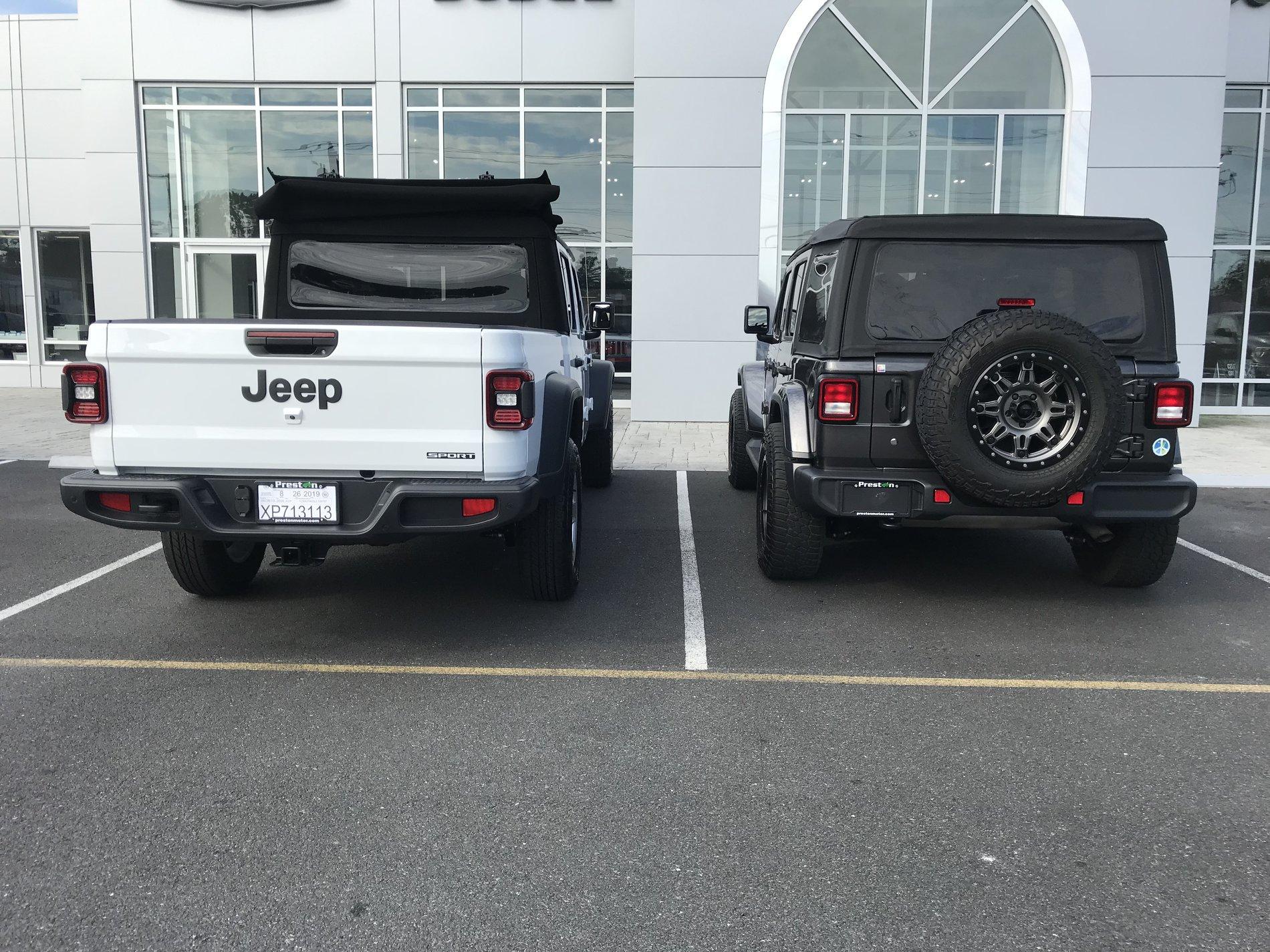Jeep Gladiator DJ the Persevering Gladiator 1220864A-BB96-4AF0-9FB4-E9812EADE7FC