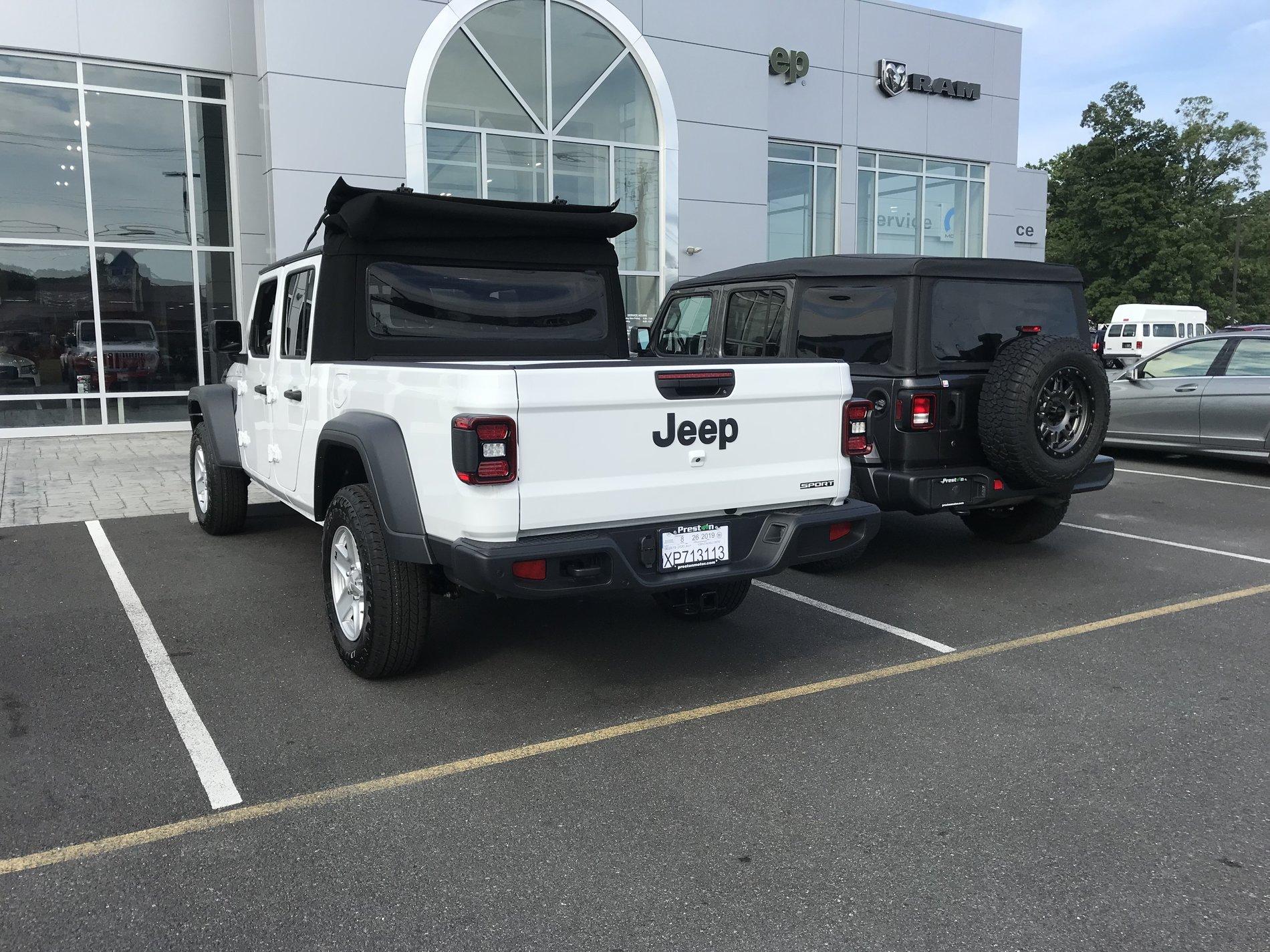 Jeep Gladiator DJ the Persevering Gladiator 743CED11-7CFA-4ADD-A445-D14A3BC5020D