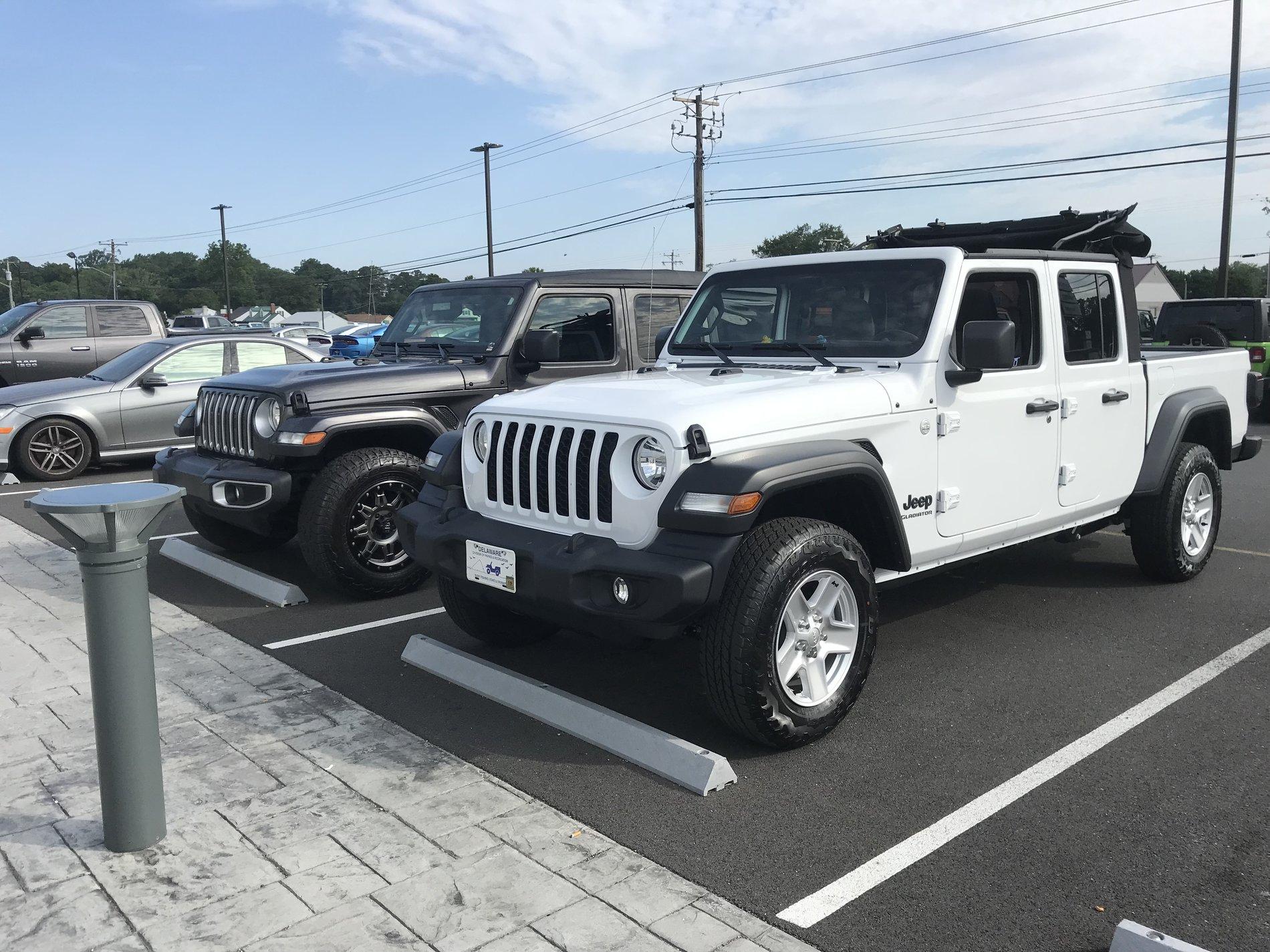 Jeep Gladiator DJ the Persevering Gladiator 36CB0878-BDD8-4A42-A90E-5FB0226E1DAB