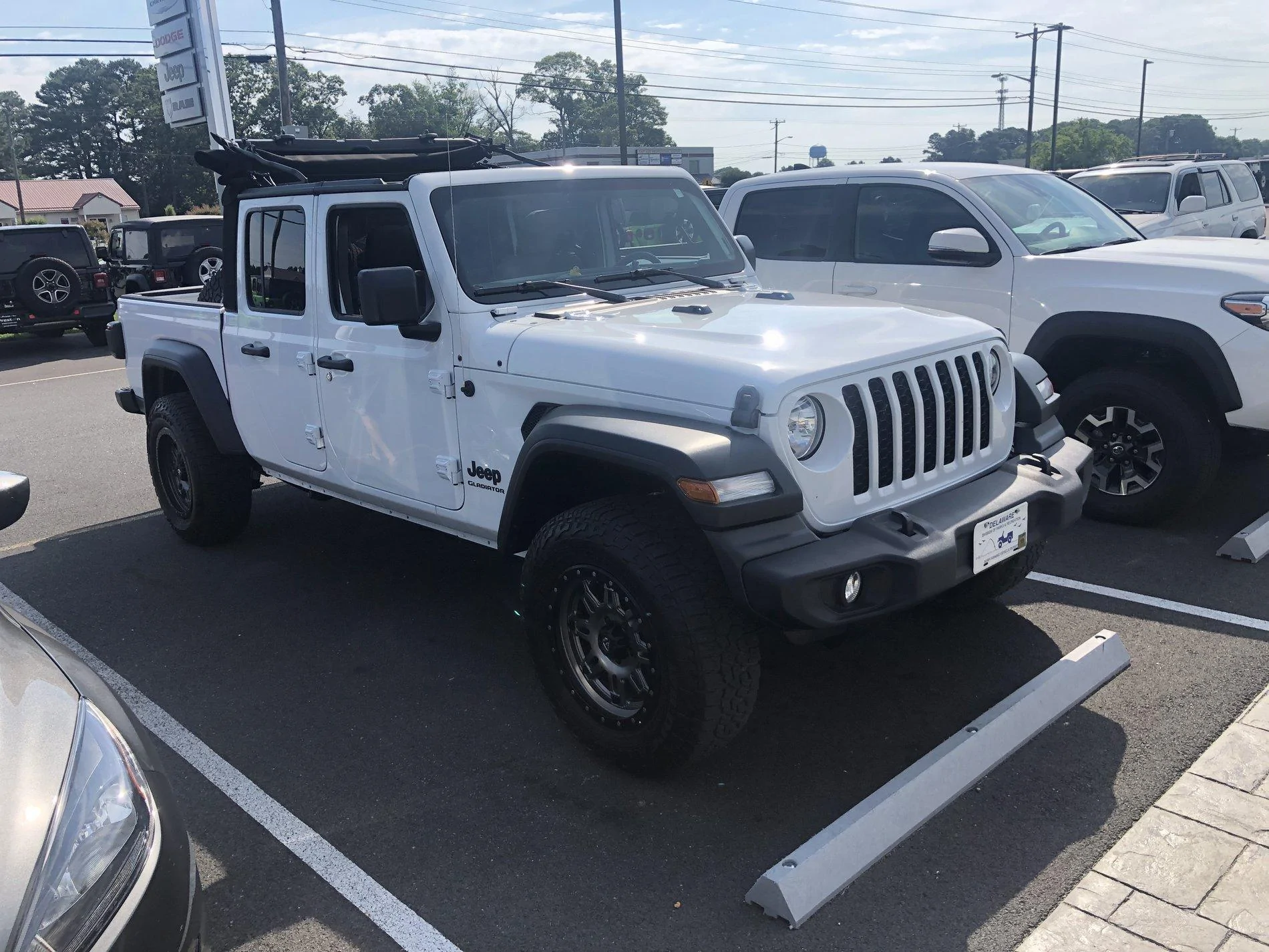 Jeep Gladiator DJ the Persevering Gladiator CD936975-1E38-49CE-AA32-6D9883D33B4F