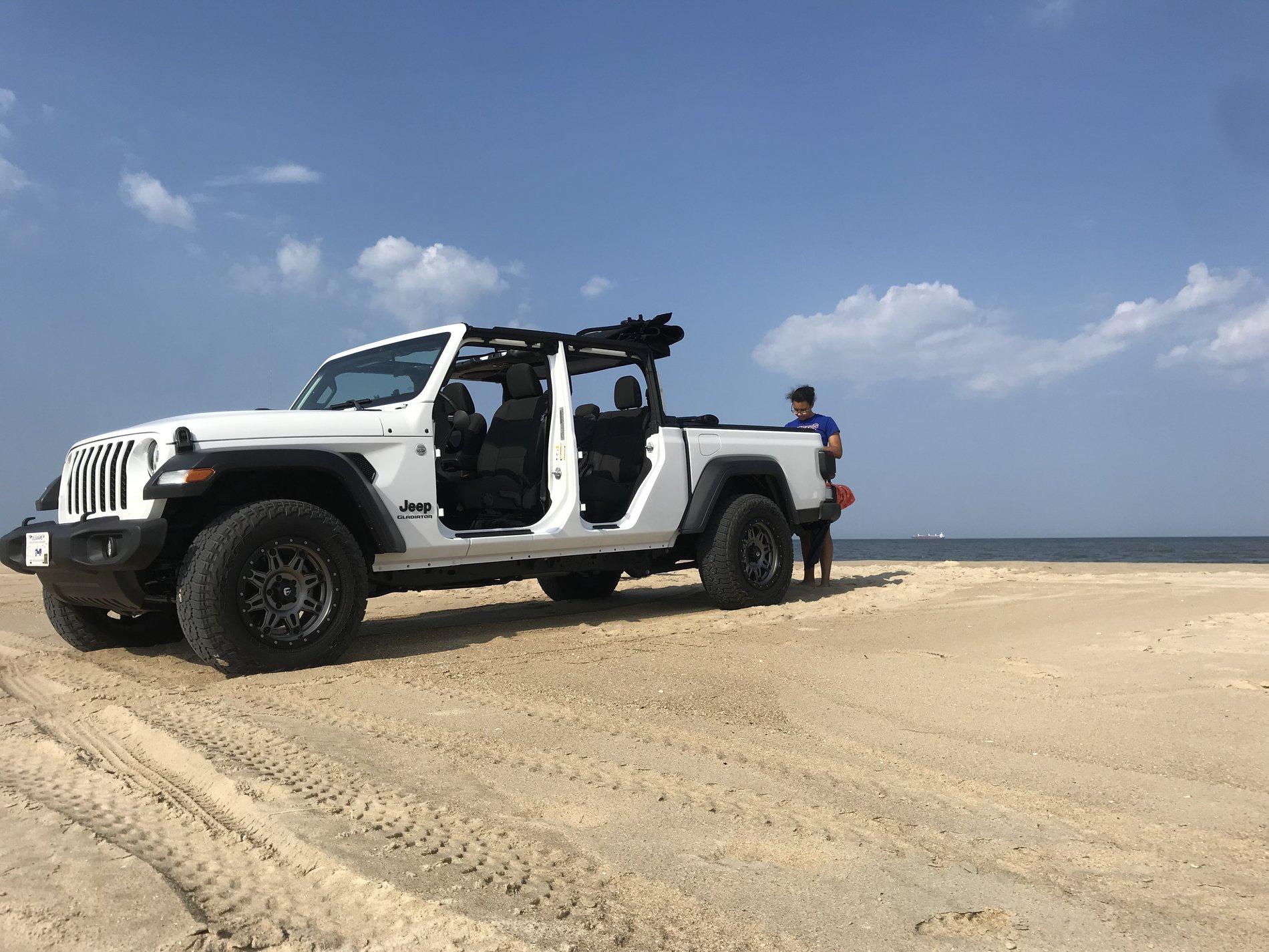 Jeep Gladiator DJ the Persevering Gladiator 9590D577-C476-442A-B30A-DBBC814190F8