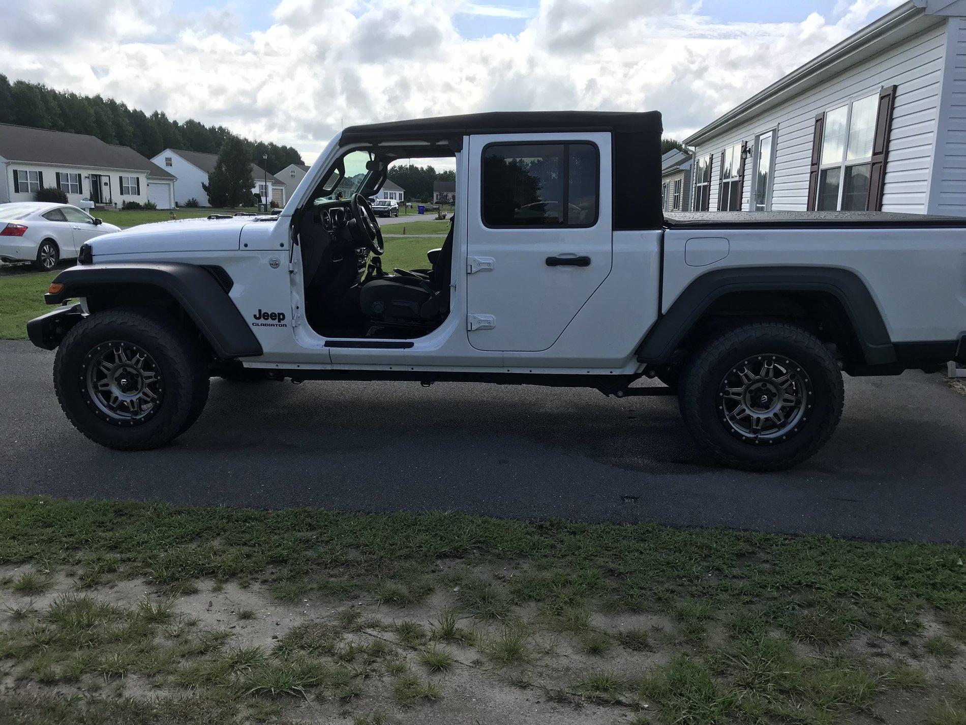 Jeep Gladiator DJ the Persevering Gladiator 993420BE-2147-48F5-8BA1-6CE745F6013F