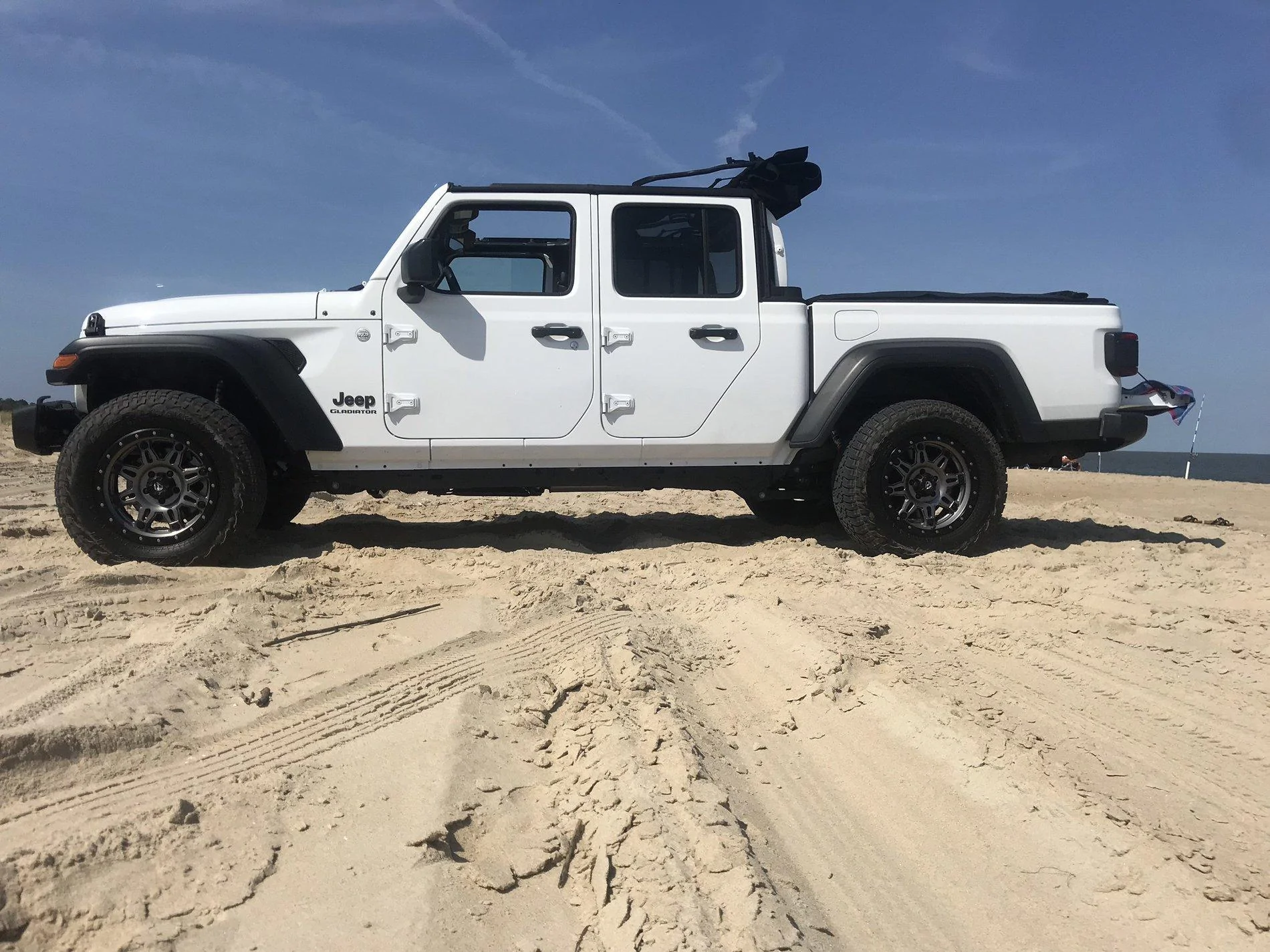 Jeep Gladiator DJ the Persevering Gladiator 6341260A-A1B9-4A56-AB04-124B35FED938