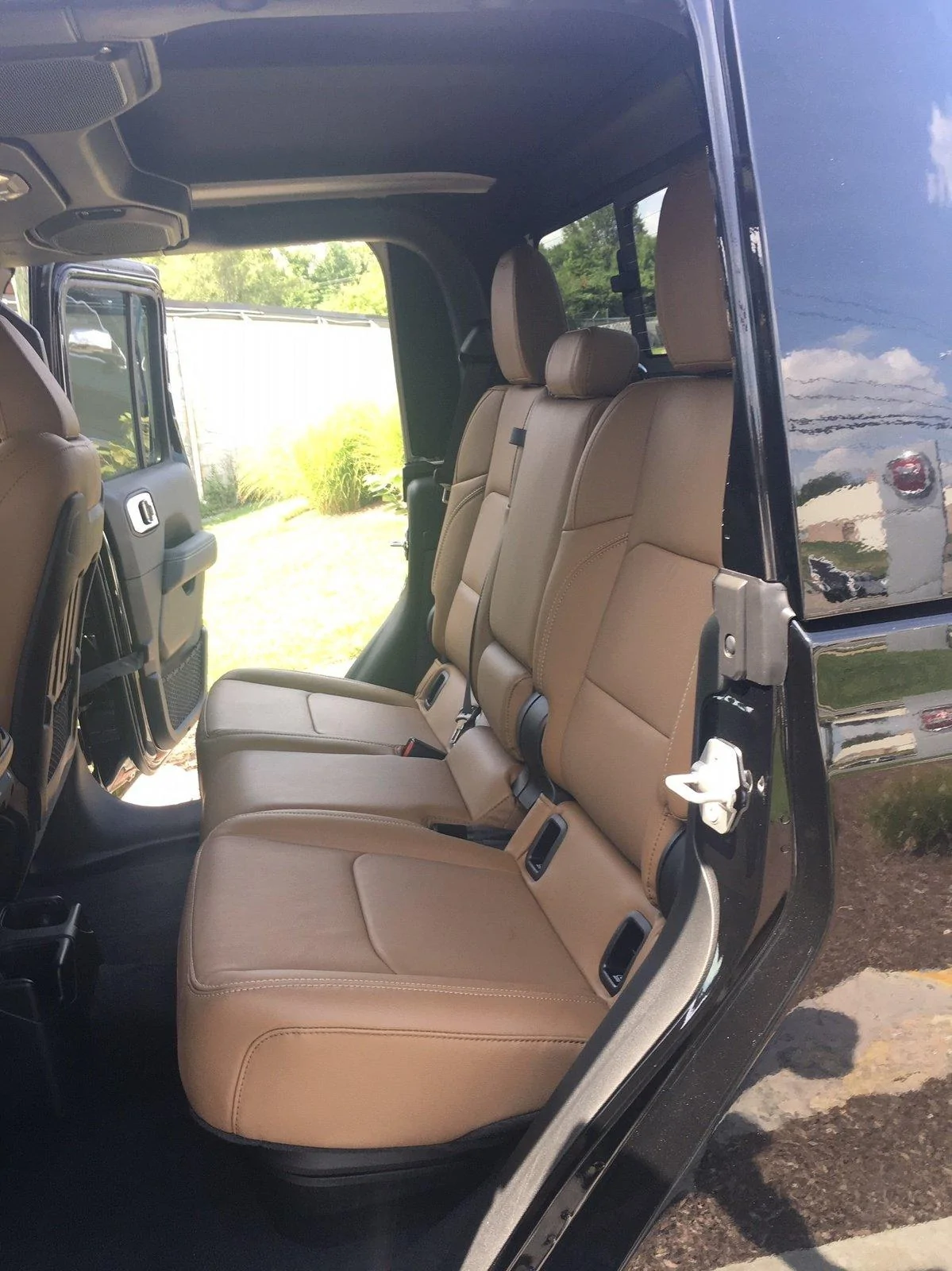Jeep Gladiator Granite Crystal Rubicon w/ Saddle Leather Saddle Rear Interior (2)