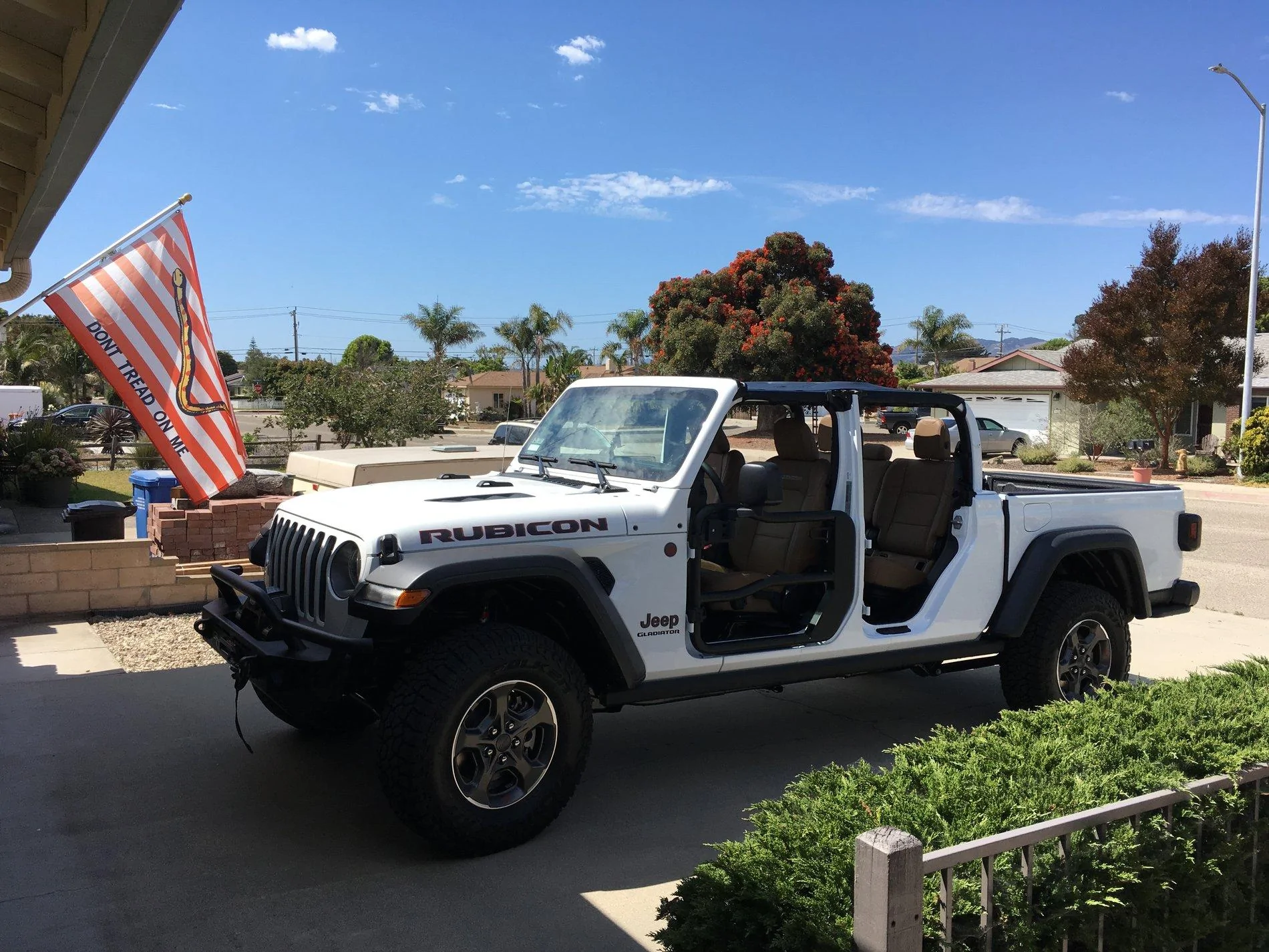 Jeep Gladiator BRIGHT WHITE Gladiator JT Club surrey style mopar sun bonnet