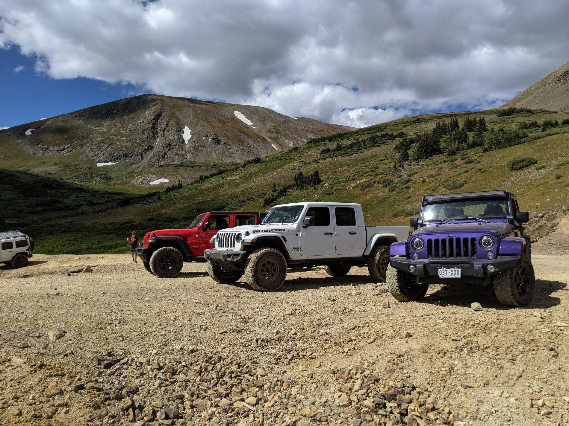 Jeep Gladiator Jeeps Parking Next To Jeeps 1AFC312D-74F1-490A-81AA-206620D87A0F