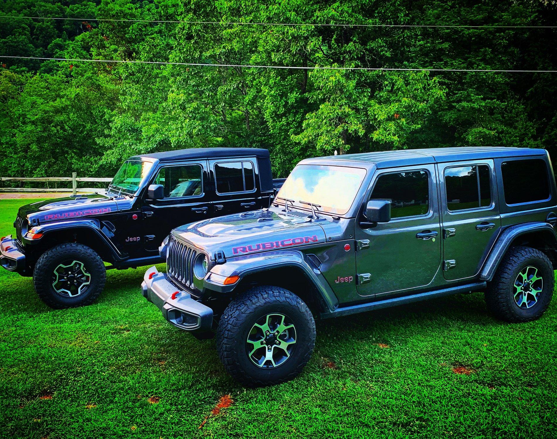 Jeep Gladiator Jeeps Parking Next To Jeeps 94B9B1EC-5D4B-4FB4-B83E-D26BBF93B0D9
