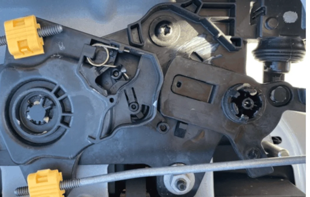 Jeep Gladiator 2022 gladiator sport tailgate lock Screenshot 2023-02-17 at 7.28.31 PM