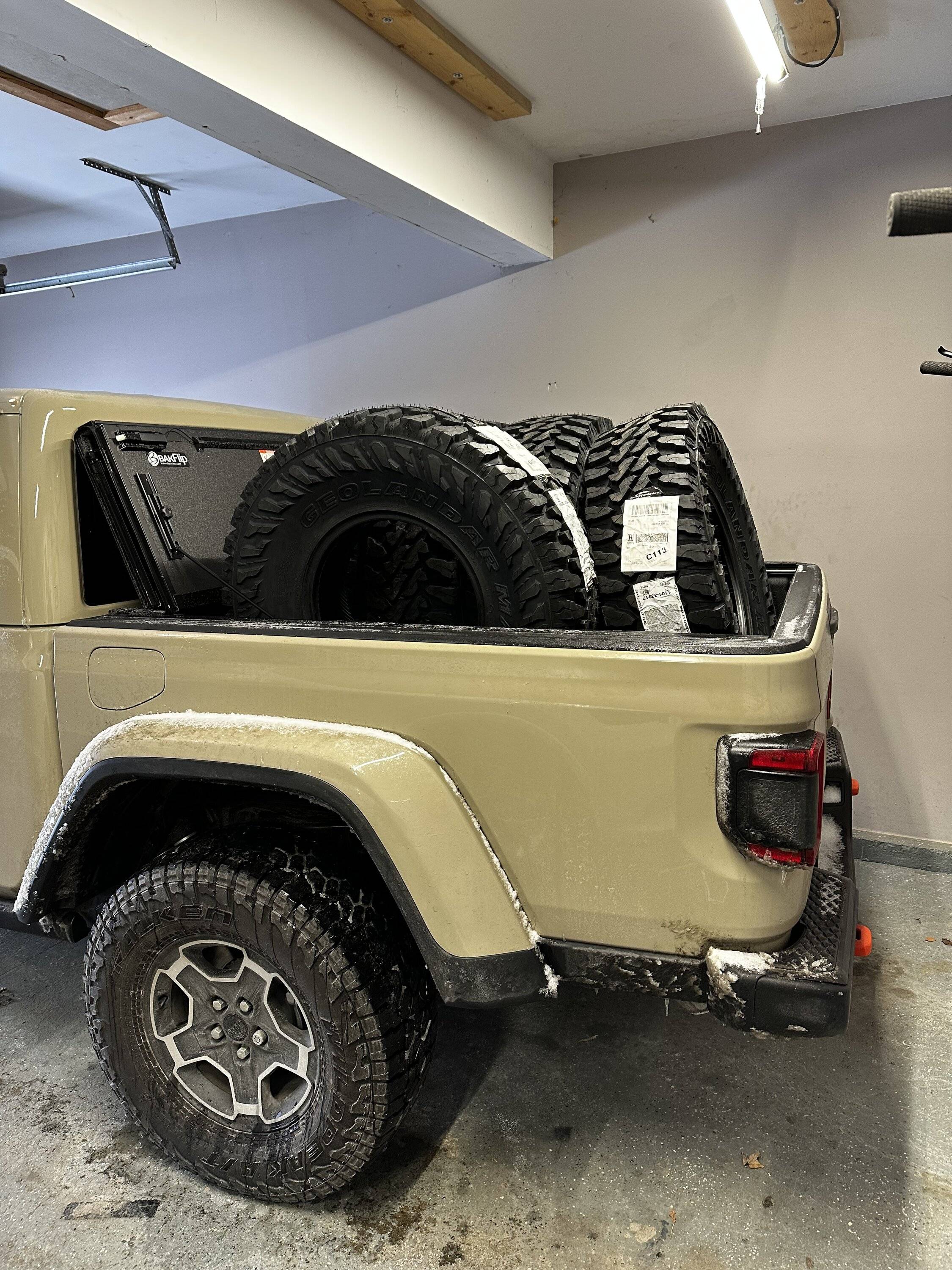 Jeep Gladiator Nearly new Backflip MX4 Tonneau IMG_0940