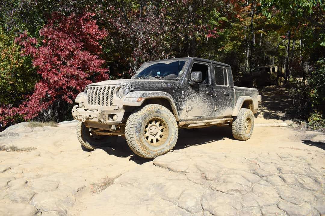 Jeep Gladiator Gladiators on 35s builds photos please! FB_IMG_1665447319192