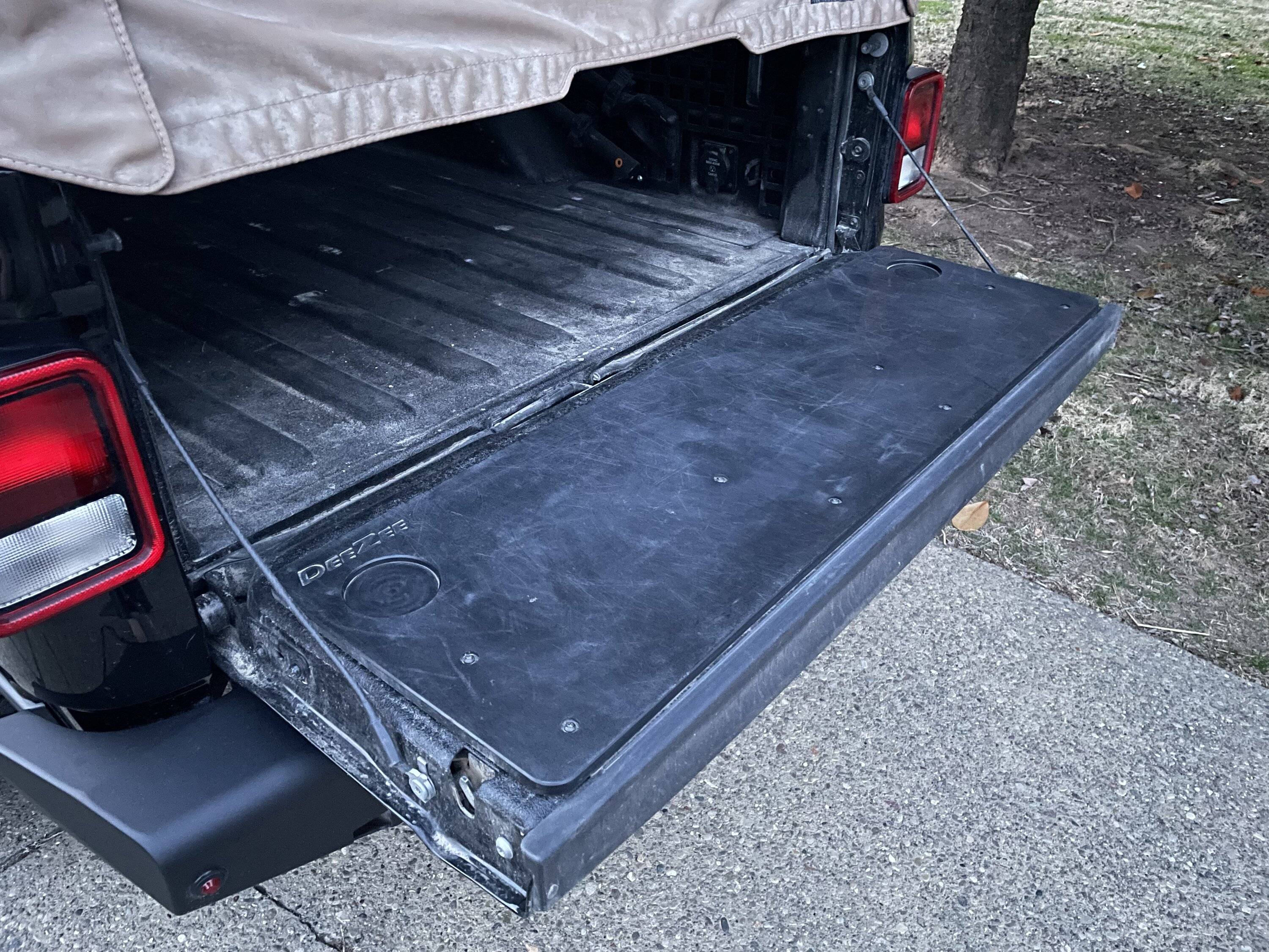 Jeep Gladiator Dee Zee Polymer Tailgate Board 1D5C1E41-2137-41B2-8506-3A771E6B4FE0