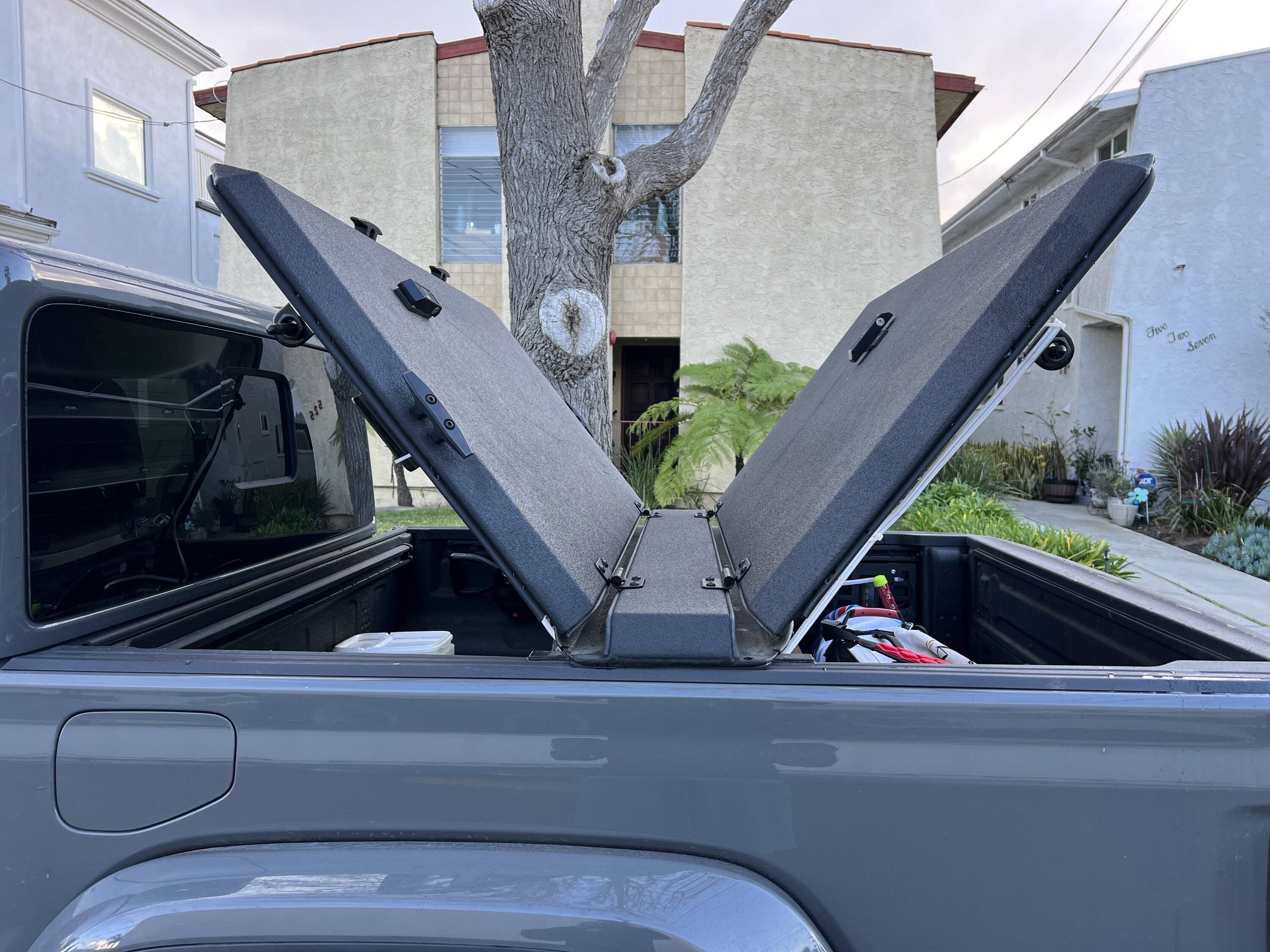 Jeep Gladiator Diamondback HD Bed Cover For Sale IMG_1134