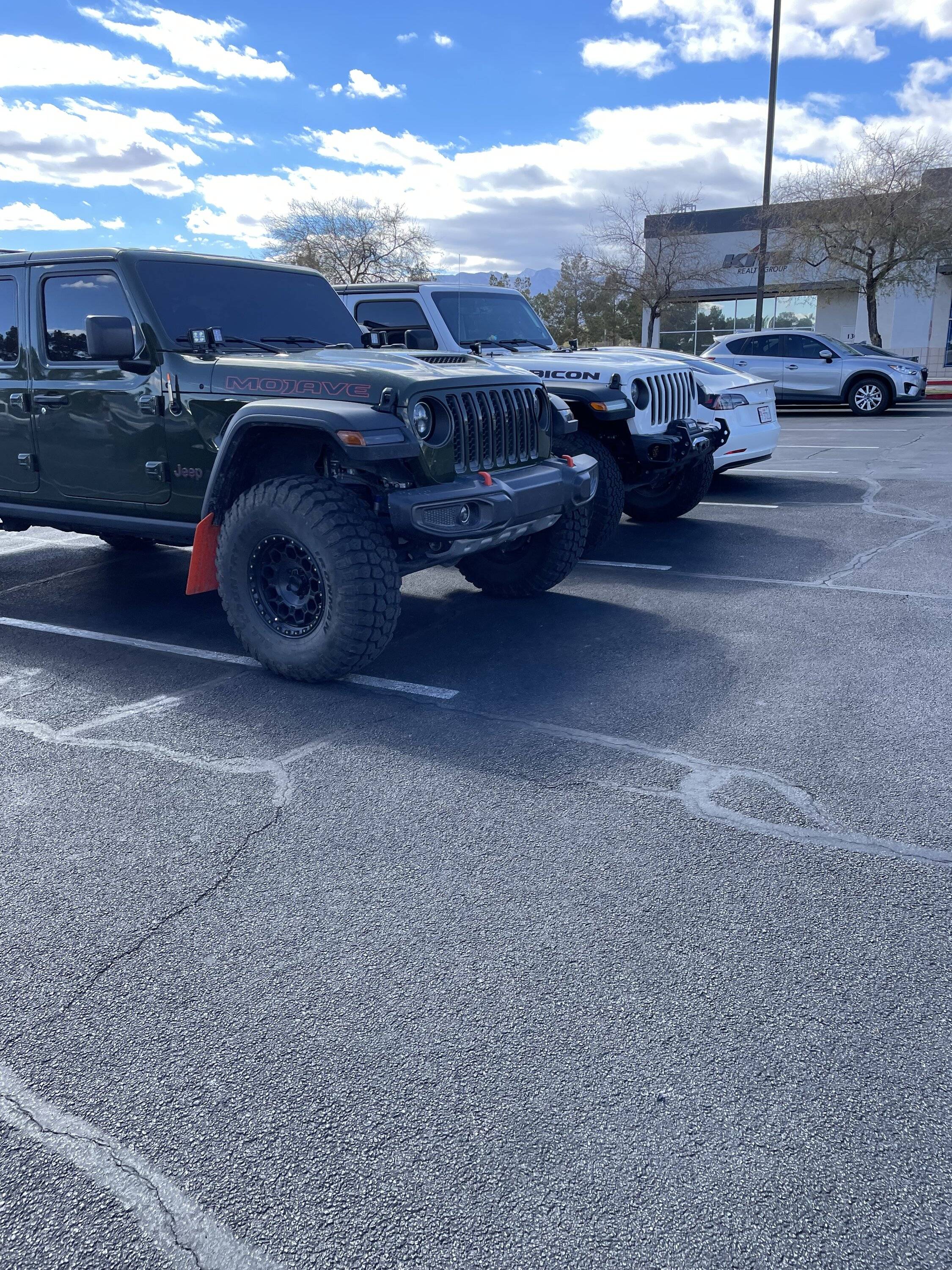 Jeep Gladiator Jeeps Parking Next To Jeeps 7253231D-16DC-456E-A7CB-A8FA6A49BF2C