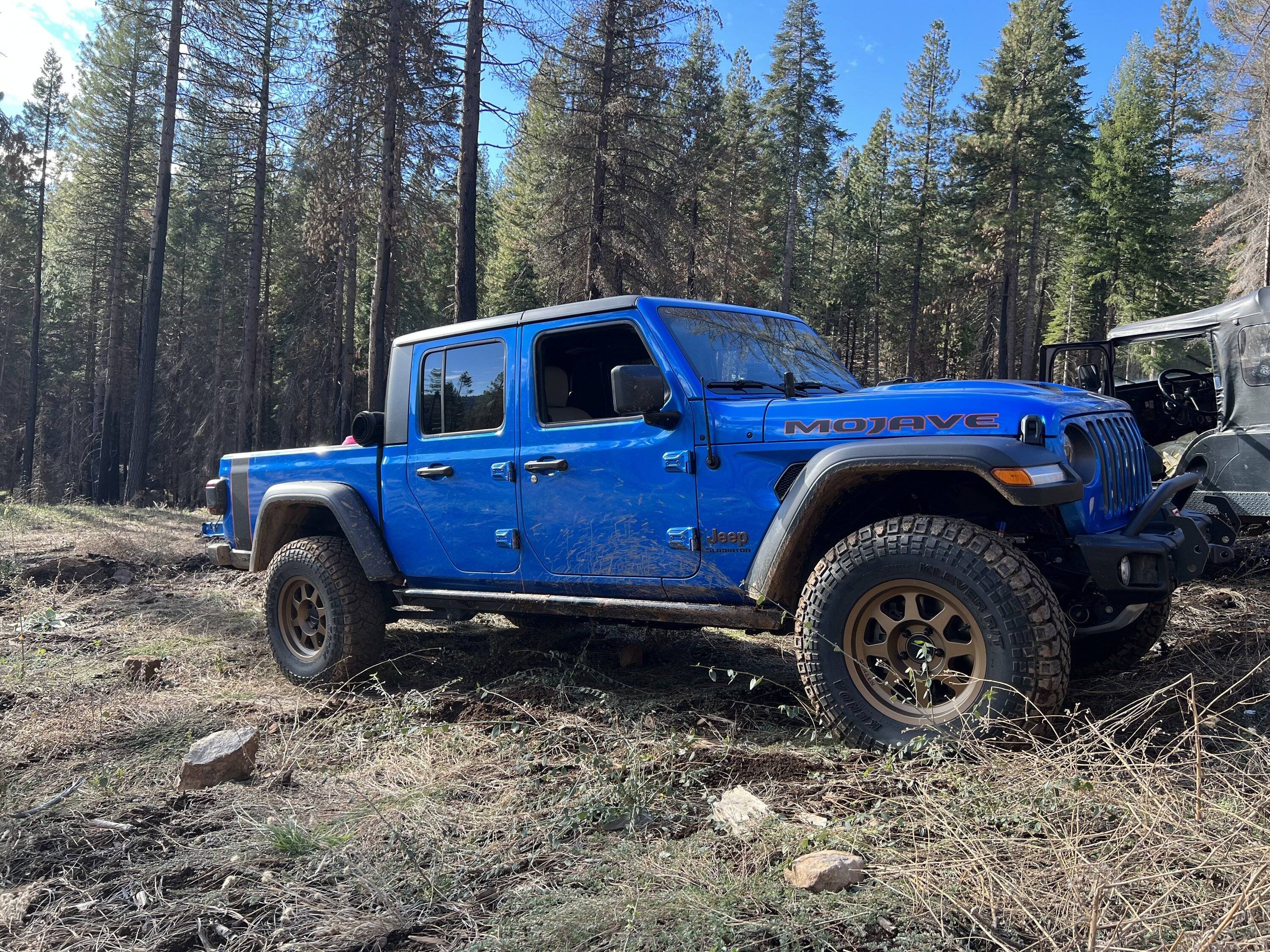 Jeep Gladiator HYDRO BLUE PEARL Gladiator JT Club C5788F06-0DC8-4FB2-9852-B3B106895572