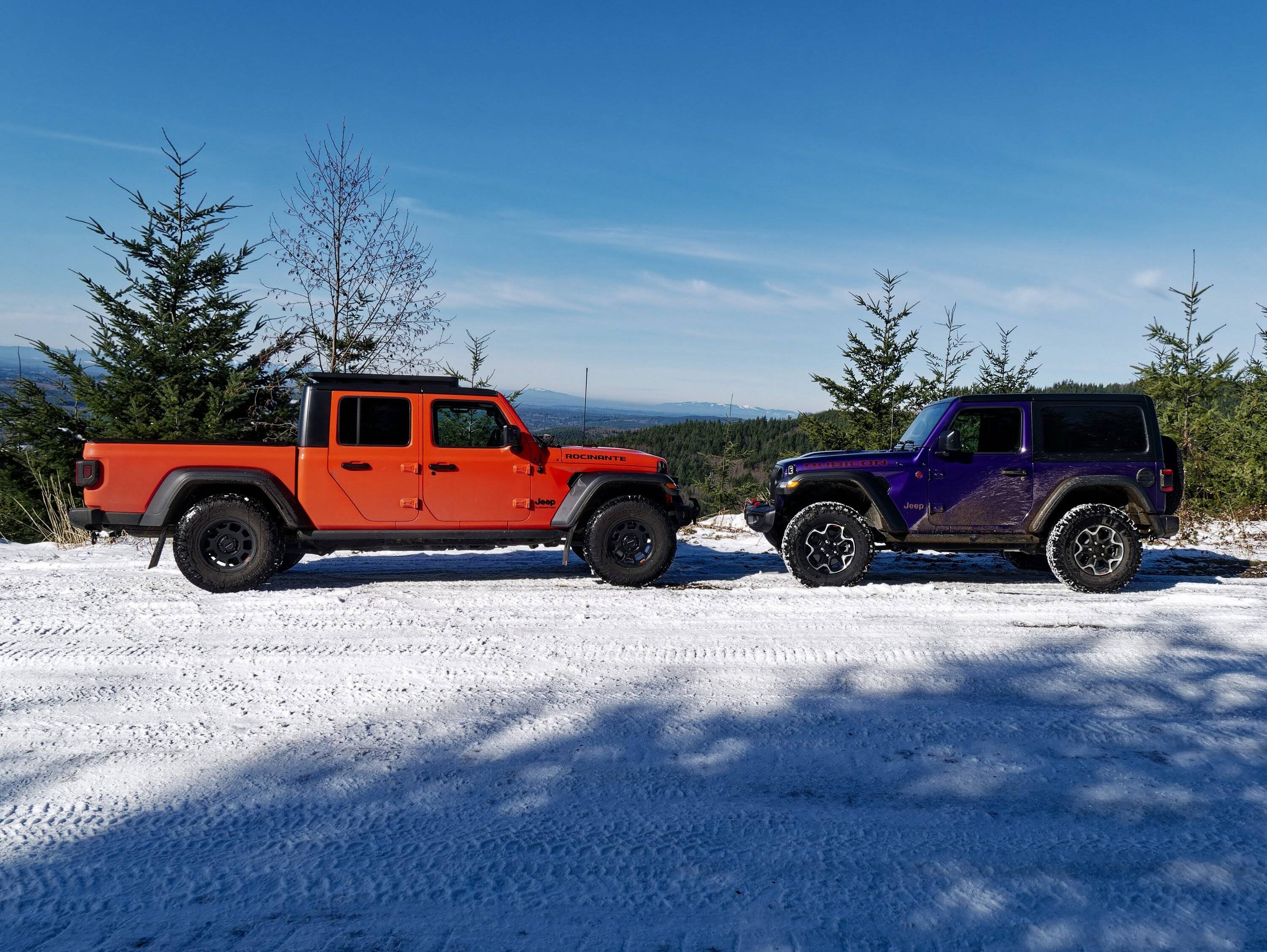 Jeep Gladiator Jeeps Parking Next To Jeeps _1260030_DxO