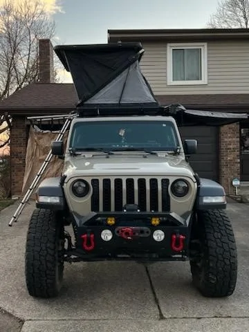 Jeep Gladiator 2020 Jeep Gladiator Sport w/Alu-Cab Cap/ Decked Drawer System/ Professionally installed EVO 4" lift w King Shocks/ Extras Truck 21