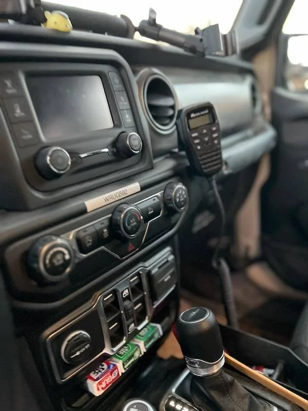 Jeep Gladiator 2020 Jeep Gladiator Sport w/Alu-Cab Cap/ Decked Drawer System/ Professionally installed EVO 4" lift w King Shocks/ Extras Truck 6
