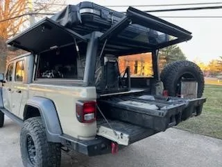 Jeep Gladiator 2020 Jeep Gladiator Sport w/Alu-Cab Cap/ Decked Drawer System/ Professionally installed EVO 4" lift w King Shocks/ Extras Truck 16